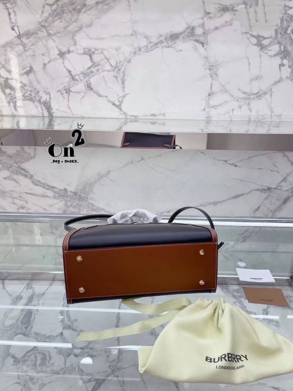 BURBERRY Women Vintage Check Two-handle Title Bag / BURBERRY Leather and Vintage Handle Bag อีกหนึ่งไอเท็มหายาก วัสดุ Leather Calfskin ลายวินเทจประดับกระดุมทองสวยหรูดีไซน์คลาสสิคคงไว้ซึ่งเอกลักษณ์แบรนด์ด้านข้างคาดด้วยสายหนังแท้ปรับทรงได้ หูจับหนังแท้แข็งแ