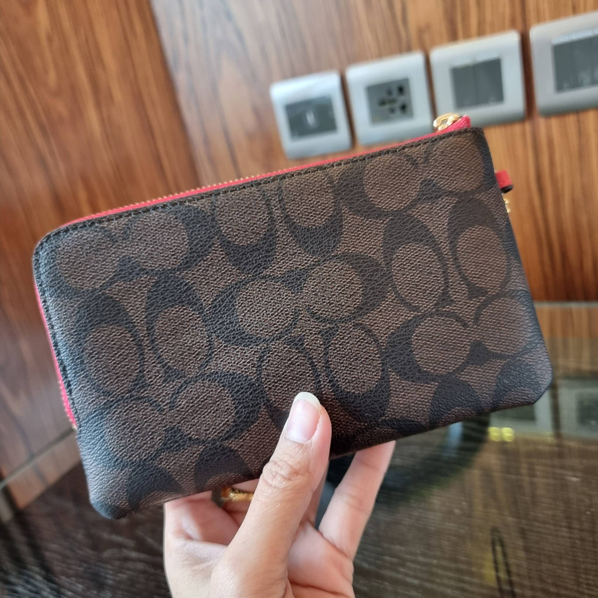 COACH F87591 DOUBLE CORNER ZIP WALLET IN SIGNATURE COATED CANVAS คล้องมือรุ่น 2 ซิป!! มาแล้วจ้า 🌟🤗 ไซส์นี้คือเหมาะมือจริงๆ พกง่ายเช่นเคย ไม่ต้องกังวลว่าจะเกะกะหรือกินพื้นที่กระเป๋าหลัก วัสดุหนังแคนวาสเคลือบลาย มีช่องหลักแยก 2 ช่อง ภายในบุผ