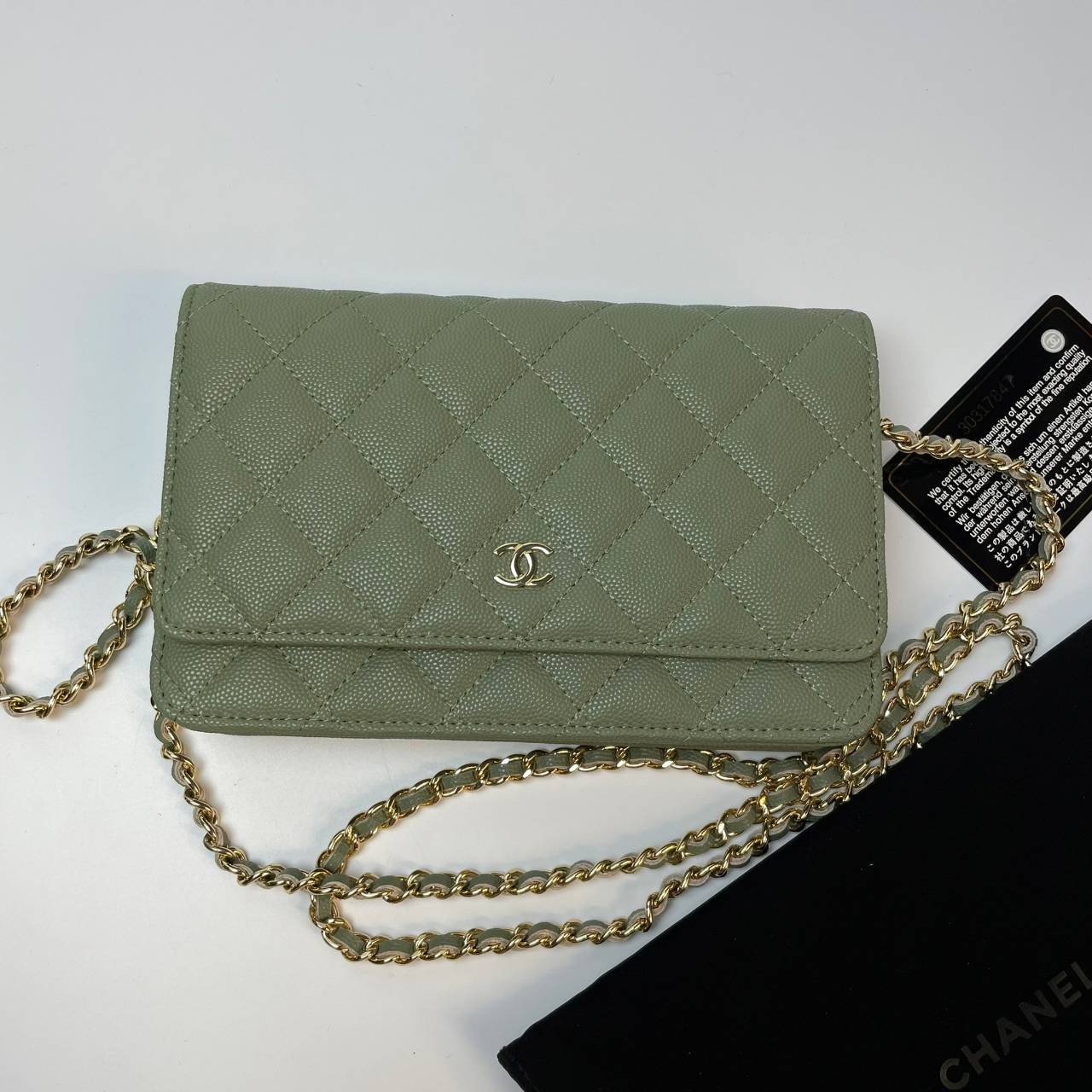 VIP 】หนังแท้ CHANEL WOC style โทนสีพาสเทล กระเป๋าสะพายทรงสวยตลอดกาล วัสดุหนังลายคาเวียร์ เนื้อนุ่ม อยู่ทรงคุณภาพดีตามแบบฉบับของแบรนด์ น้ำหนักเบา ด้านหน้ามีโลโก้แบรนด์อะไหล่หรู มีช่องใส่บัตร ใส่ของจุกจิก เปิดปิดด้วยฝาปิดกระดุม ซับในหนัง ตัวจริงสวยมากๆถูกใจ