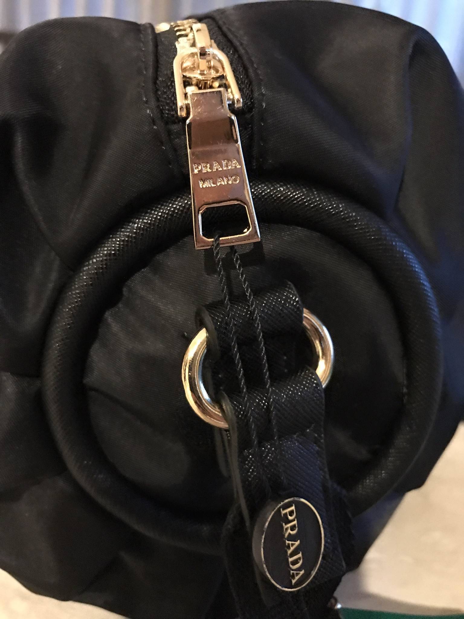 มาแล้วค้า! PRADA NYLON CROSSBODY BAG กระเป๋าสะพายพรีเมี่ยมกิ้ฟจากเคาน์เตอร์ต่างประเทศ Limited edition วัสดุ Nylon เนื้อหนาคุณภาพดีตามแบบฉบับแบรนด์ ขนาดใหญ่ จุได้เยอะ น้ำหนักเบา ด้านหน้าเป็นลายหมีปั๊กกลิ้ตเตอร์โลโก้แบรนด์อะไหล่ทองหรู ภายในซับ Polyester 100