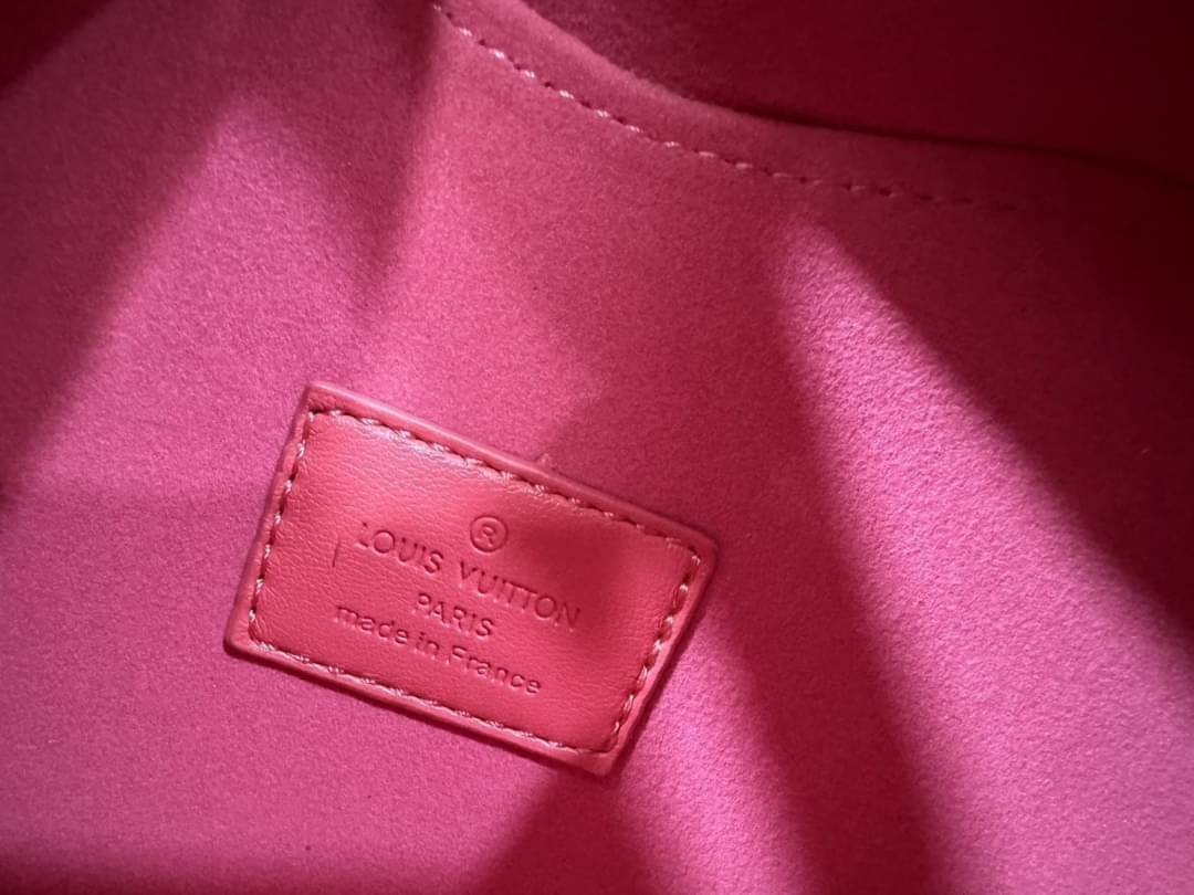 LV Pop My Heart pouch bag สวยมาก มงลงมาก!! กระเป๋าสะพายสุดคิ้วท์ ดีไซน์รูปทรงหัวใจไม่ซ้ำใคร น่ารักทุกสี น่าใช้ไปเลยแม่!!