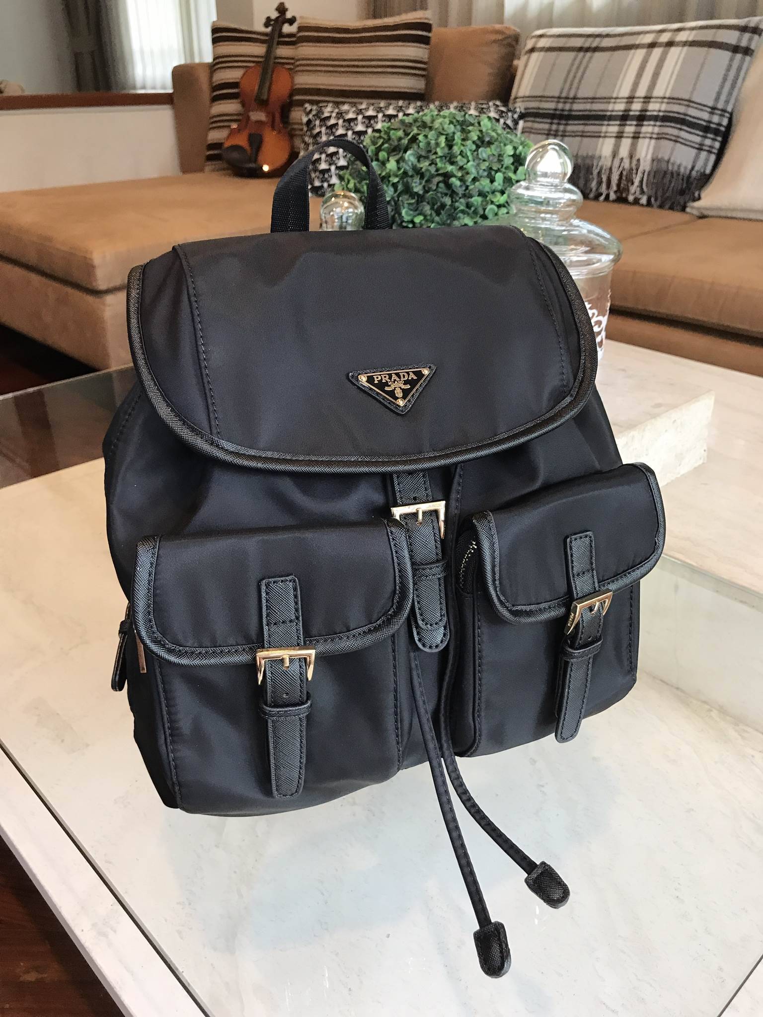 ล็อตใหม่ รุ่นแนะนำค้าา♡ กระเป๋าเป้ทรงสวย Prada Nylon Backpack With Pocket วัสดุผ้าไนล่อน กันน้ำเนื้อหนาอย่างดี ใบนี้ ดีไซต์สวยเก๋ เป้แบบหูรูด **ทรงสวยน่ารัก เปิดปิดด้วยกระดุมแม่เหล็ก เข็มขัดปรับได้ ด้านหน้ามีกระเป๋าอีก 2 กระเป๋าเปิดปิดด้วยซิป บุด้ว