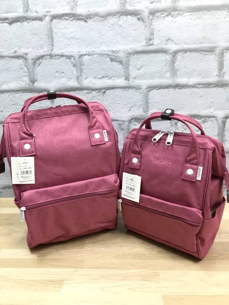 Anello Mottled Polyester Mini Backpack เป้แบรนด์ดังแห่งปี วัสดุ poleyester canvas เนื้อผ้าเรียบหรู และทันสมัย ดีเทลคล้ายรุ่น original ต่างตรงที่ด้านหน้าเป็นงานปักโลโก้สวยงาม และหัวซิป สกรีนโลโก้แบรนด์สีสันเข้ากับตัวกระเป๋า รุ่นชน shop มีหลากสีให้เลือกสรรค