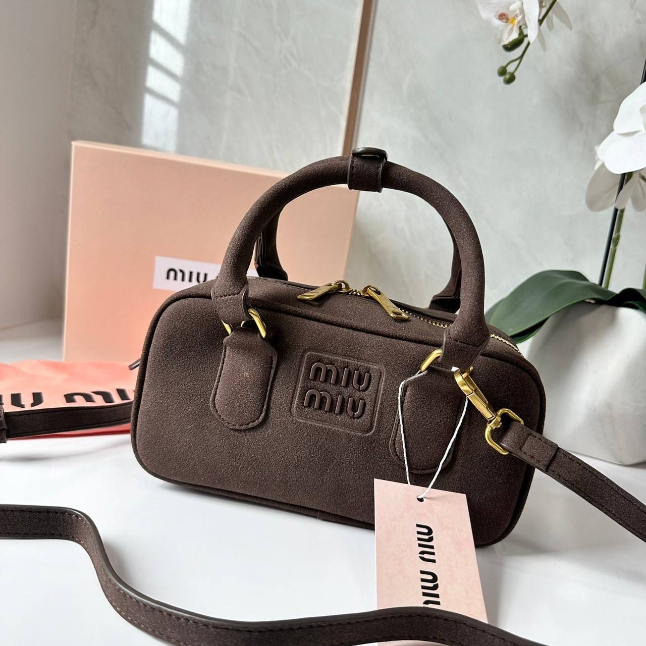 MIU MIU Arcadie padded suede top-handle bag กระเป๋าถือ/สะพาย คอลใหม่ล่าสุด รุ่นฮอทดีไซน์เหลี่ยม งานกำมะหยี่หนังกลับสวยละมุน น่ารักน่าใช้มากค่ะ
