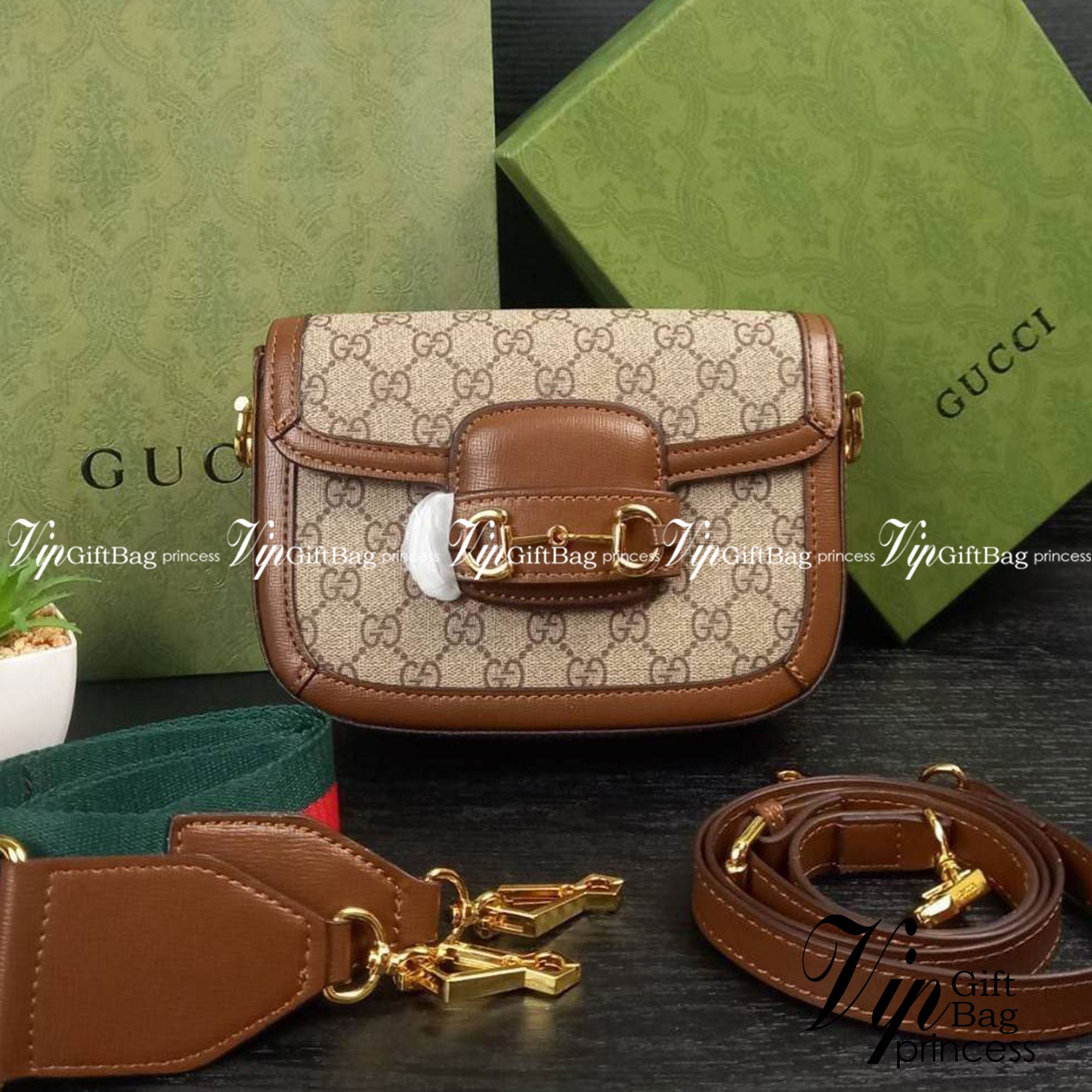 GUCCI HORSEBIT 1955 MINI BAG กระเป๋า crossbody รุ่นฮิต สุดหรูหรา คลาสสิค จุของสำคัญได้เยอะ มาพร้อมสายสะพายยาว 2 เส้น สามารถ ปรับระดับได้ ถอดออกได้ รุ่นนี้ใช้งานดีมาก บอกต่อกันถึงที่สุด ใช้ได้ทุกโอกาส เป็นอีกรุ่นที่โดดเด่นมากๆ