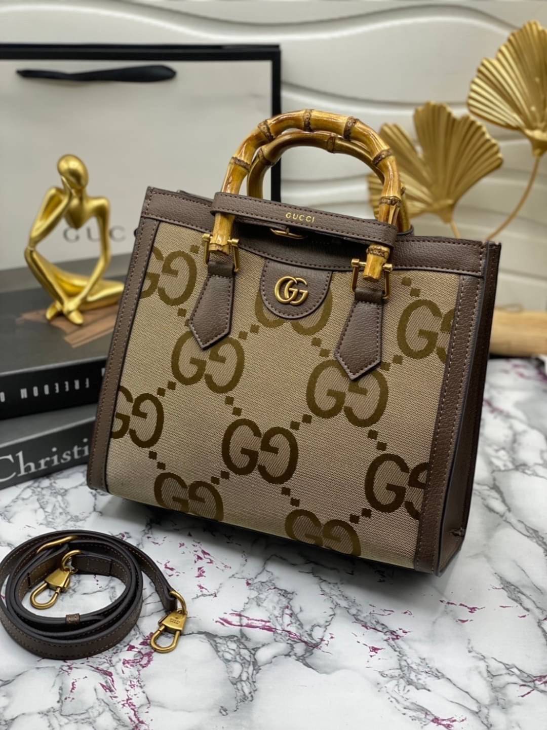 หนังแท้ Gucci Diana jumbo GG small tote bag 27cm พร้อมส่งที่ไทย Brown Camel and ebony jumbo GG canvas ภาพสินค้าถ่ายจากงานขายจริง ใช้งานต่างประเทศได้ค่ะ