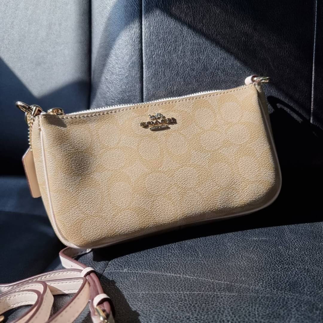 COACH F58321 TOP HANDLE POUCH อีกรุ่นฆ่าไม่ตาย!! 😎 ขายดีขายหมด ขายรวยขายปังๆ!! กระเป๋าพอชจากโค้ช ทรงใช้งานง่าย สะดวก กะทัดรัด วัสดุหนังแคนวาสเคลือบคุณภาพดี มาพร้อมสายคล้องในตัว และสายสะพาย crossbody ปรับเปลี่ยนได้ตามสไตล์ อีกหนึ่งไอเท็มที่สาวๆต้อง