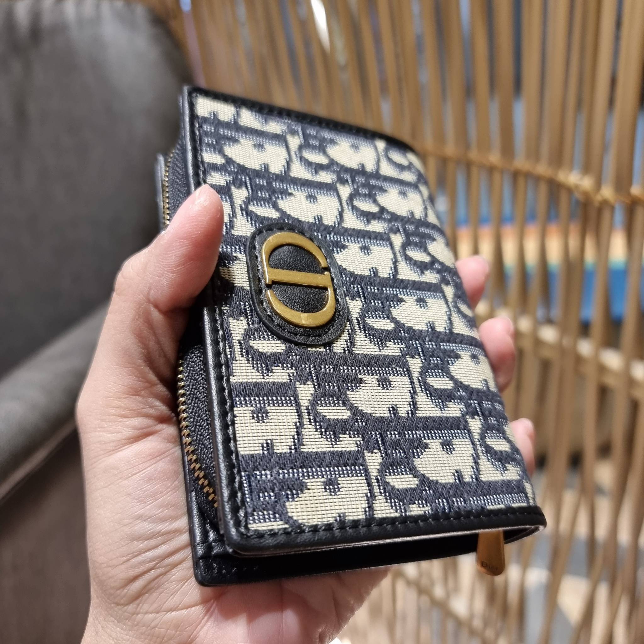 VIP 】CD MULTI WALLET WITH GWP กระเป๋าสตางค์ขนาดเหมาะมือ พรีเมี่ยมกิ๊ฟจากเคาน์เตอร์ ดีไซน์แปลกใหม่ ไม่ซ้ำใคร สลับเปิดได้ 2 ฝั่ง ตรงกลางเป็นช่องซิป วัสดุผ้าแคนวาสปักลาย สลับหนังแท้ภายใน ภายในมีช่องใส่บัตร ใส่ธนบัตรได้ สะดวกใช้มากๆ มาพร้อม box set ในราคาที่ถ