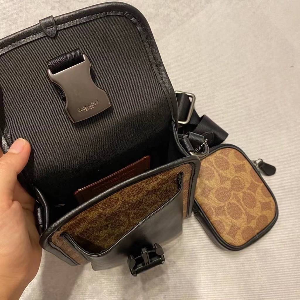 Coach C2600 Classic Logo Canvas Charter / COACH CHARTER NORTH/SOUTH CROSSBODY WITH HYBRID POUCH IN SIGNATURE CANVAS กลับมาเอาใจหนุ่มๆกันอีกครั้ง!! หล่อได้ไม่ซ้ำใคร กับไอเท็มสุดหรู กระเป๋าสะพายข้างรุ่นนี้ ดีไซน์ทรงกล่อง เรียบหรู วัสดุหนังแคนวาสสลับหนังแท้ 