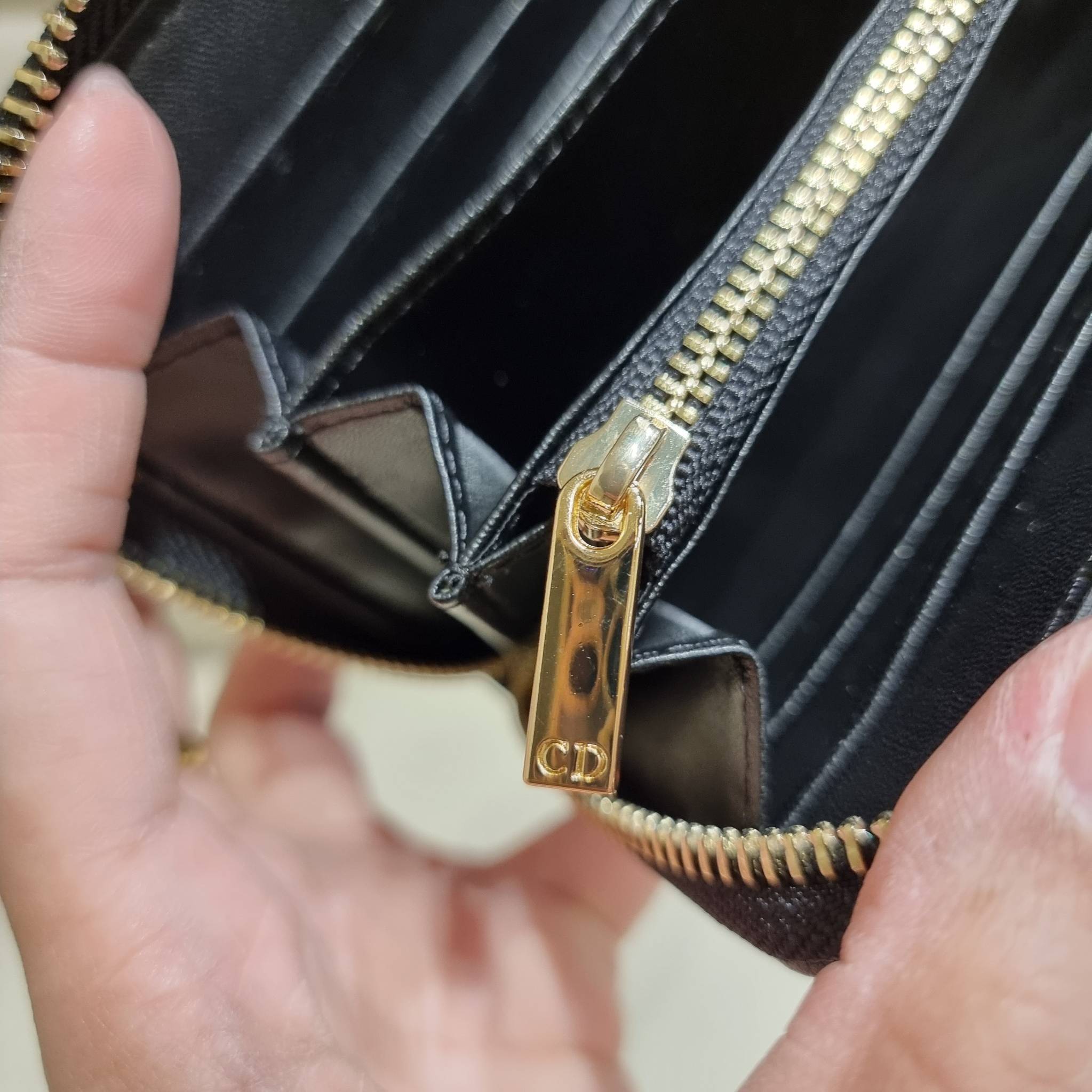 VIP 】CD LONG WALLET WITH GWP ใหม่ล่าสุด กระเป๋าสตางค์ใบยาว พิเศษจาก duty free ใบจริงสวยคม ใช้แล้วรับทรัพย์ ขับผิว วัสดุหนังแท้เต็มใบ สัมผัสดีงาม เปิด-ปิดด้วยซิปรอบ ภายในใส่บัตรได้เยอะ ใส่ธนบัตรได้เต็มที่ มีช่องซิปใส่เหรียญได้ พร้อมส่งความสวยถึงบ้านแบบครบเ