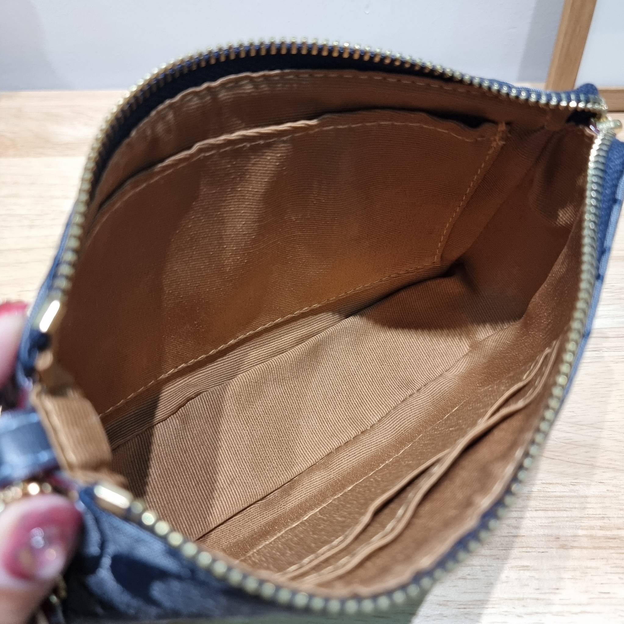 COACH Nolita 15 In Signature Chambray C8665 พร้อมส่ง คอลเลคชั่นใหม่ น่ารักน่าใช้ ในสไตล์คลาสสิค กระเป๋าทรงพอชขนาดมินิ สาวๆเห็นใบจริง ยังไงก็ต้องหลงรักไอเท็มนี้แน่นอนจ้า