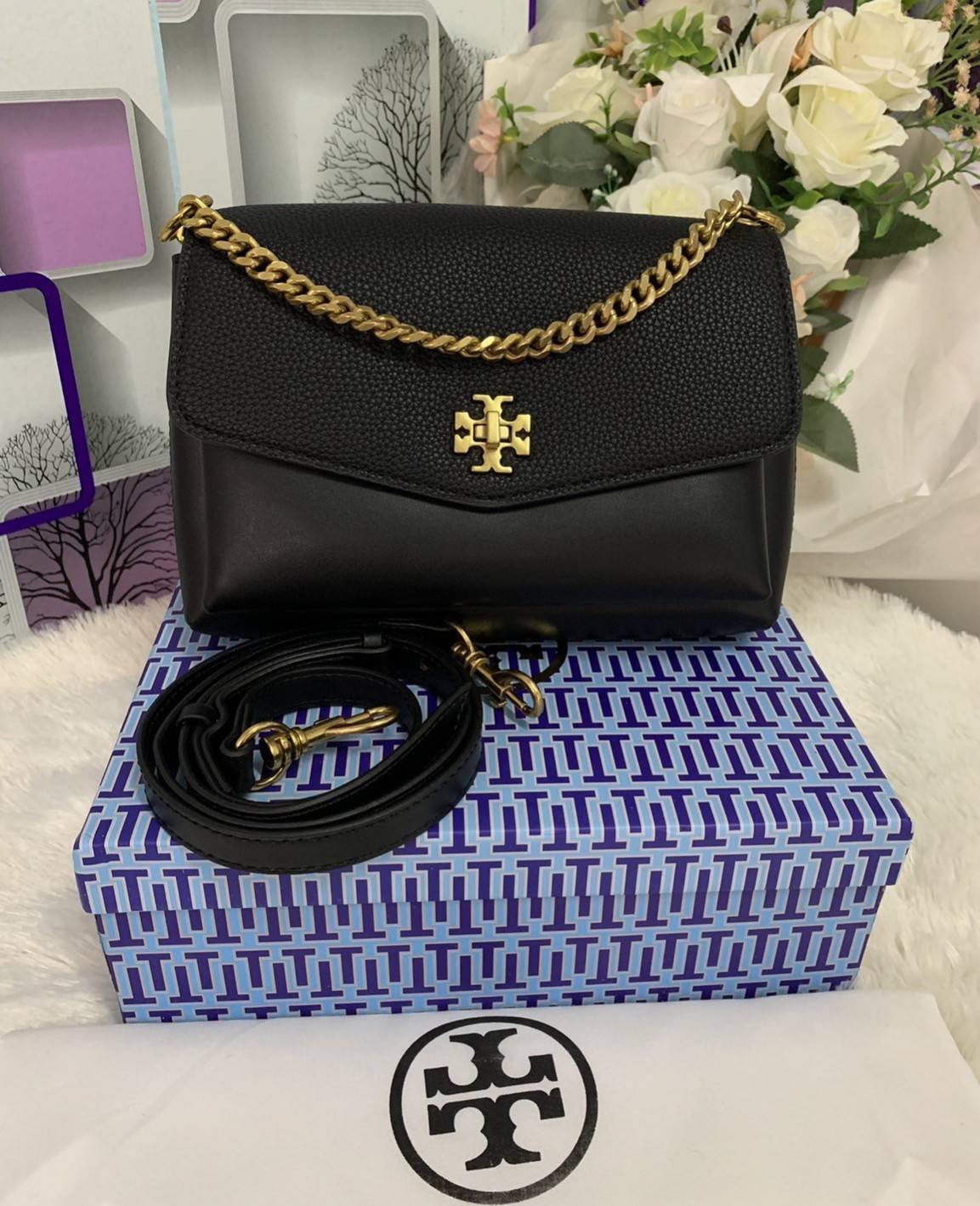 TORY BURCH KIRA MIXED-MATERIALS TOP-HANDLE SATCHEL กระเป๋าสะพายข้าง วัสดุหนังแกะสังเคราะห์ อะไหล่ทอง ด้านหน้าประดับโลโก้แบรนด์ ตกแต่งสายโซ่ห้อยสีทอง (สามารถถอดออกได้) เปิด-ปิดด้วยตัวล็อคหมุน ภายในโล่งกว้าง ซับในบุผ้าลายแบรนด์ แบ่งออกเป็น 3 ช่องใหญ่ พร้อมช