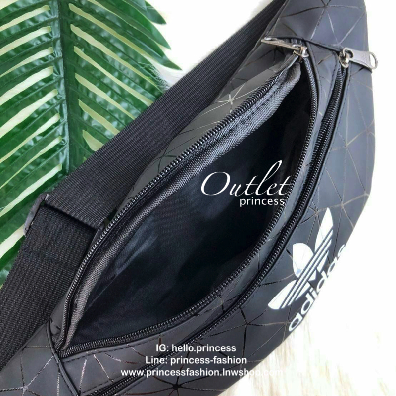 Adidas belt bag รุ่นใหม่พร้อมส่งที่ไทยกับกระเป๋าคาดอก/คาดเอว วัสดุpuน้ำหนักเบา ที่ตัวกระเป๋าแต่งtexture สวยงาม ด้านหน้าสกรีนโลโก้แบรนด์มีช่องด้านหน้า ใส่ iPhone plus ได้รวมถึงเหรียญ/บัตรที่ใช้บ่อย และช่องใหญ่จุได้เยอะ ใส่กระเป๋าเงินใบยาวได้ รุ่นนี้ปรับสาย