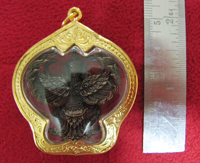 สินค้าหมดค่ะ จี้พญาครุฑกางปีกเนื้อเม็ดมะขามเลี่ยมทองไมครอนลงยาพร้อมใบคาถาค่ะ