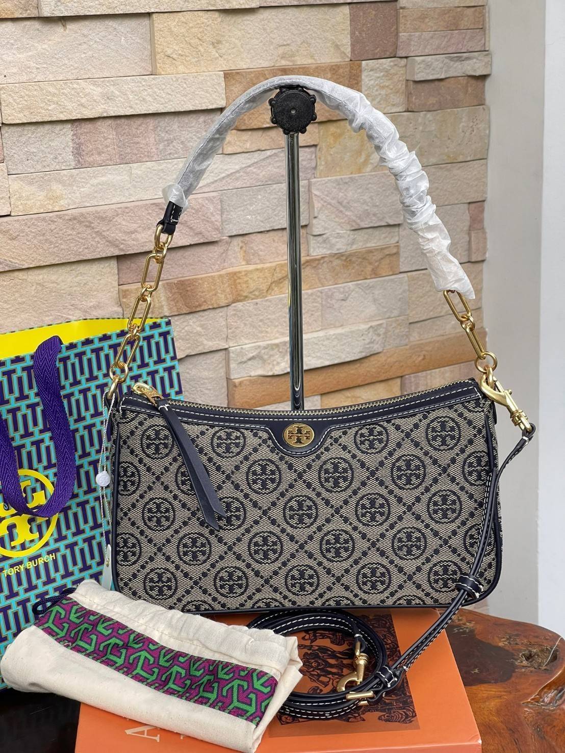Tory burch T Monogram Jacquard Studio Bag กระเป๋า T Monogram Studio รูปทรงกระทัดรัด มาในสไตล์มินิมอลที่ถูกรังสรรค์อย่างปราณีตด้วยผ้าทอ jacquard เพื่อเฉลิมฉลองโลโก้กราฟฟิก ลวดลายสวยเด่น ดูสะดุดตา ใช้งานได้หลายรูปแบบ การแมทช์กระเป๋าให้เข้ากับการแต่งตัวทุกวั