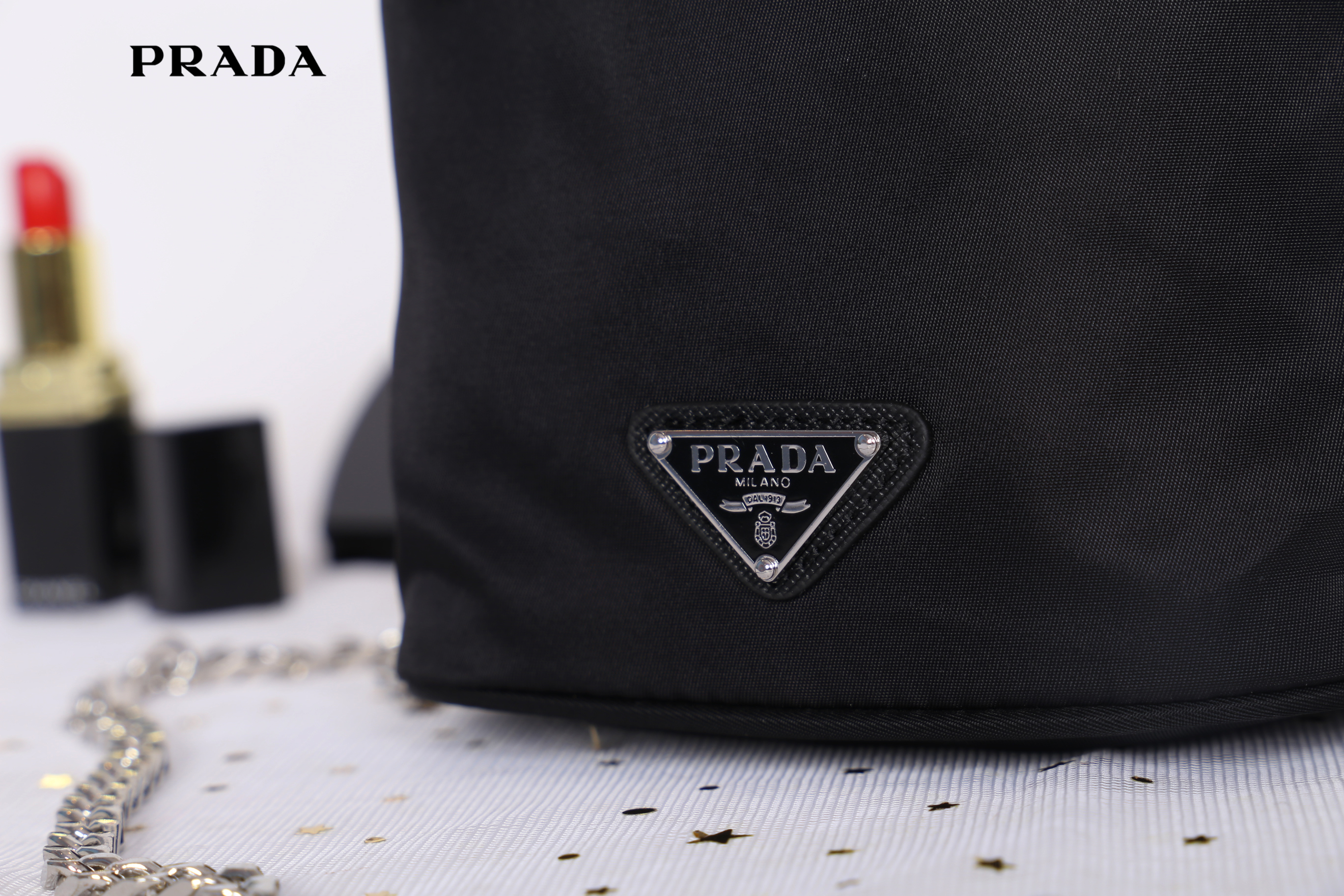 Prada mini nylon drawstring handbag / PRADA Bucket Bag ทรงสวยน่ารัก วัสดุผ้า Nylon คุณภาพดี อะไหล่เงินสวยสุดคลาสิค เปิดปิดแบบหูรูด ด้านในโล่งกว้างจุของได้พอประมาณเลยค่ะ ใส่ Iphone+ หรือรุ่นเทียบเท่าได้แบบสบายๆ ซับในพิมพ์ลายแบรนด์ ตามแบบฉบับแบรนด์