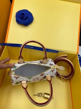 VIP 】LOUIS VUITTON Monogram Multicolor Mini Speedy พร้อมส่งความน่ารักค่ะ! กระเป๋าทรงหมอนไซด์มินิ หนังแกะแท้นิ่มสวยงามค่ะ เปิดปิดกระเป๋าแบบซิป ภายในสามารถใส่มือถือได้ กระเป๋าเงินใบกลางได้ พาสปอร์ตได้ค่ะ