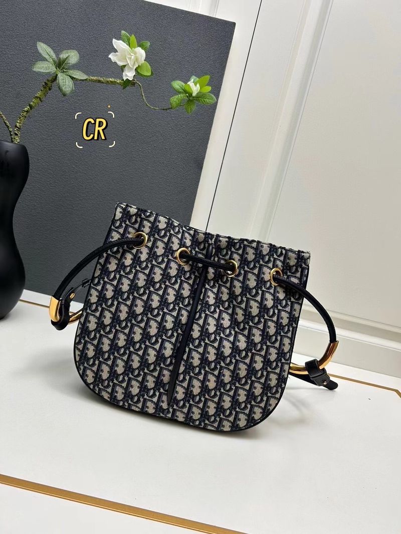 Dior Nolita Bag กระเป๋าสะพายทรงโท้ทรุ่นใหม่ สวยหรูเป็นเอกลักษณ์ตามแบบฉบับแบรนด์ มาพร้อมสายสะพายยาว ขนาดกำลังน่าใช้ ภายในโล่งกว้างจุของได้เยอะ สวยทันสมัยเหนือกาลเวลาต้องยกให้ใบนี้เลยค่ะ