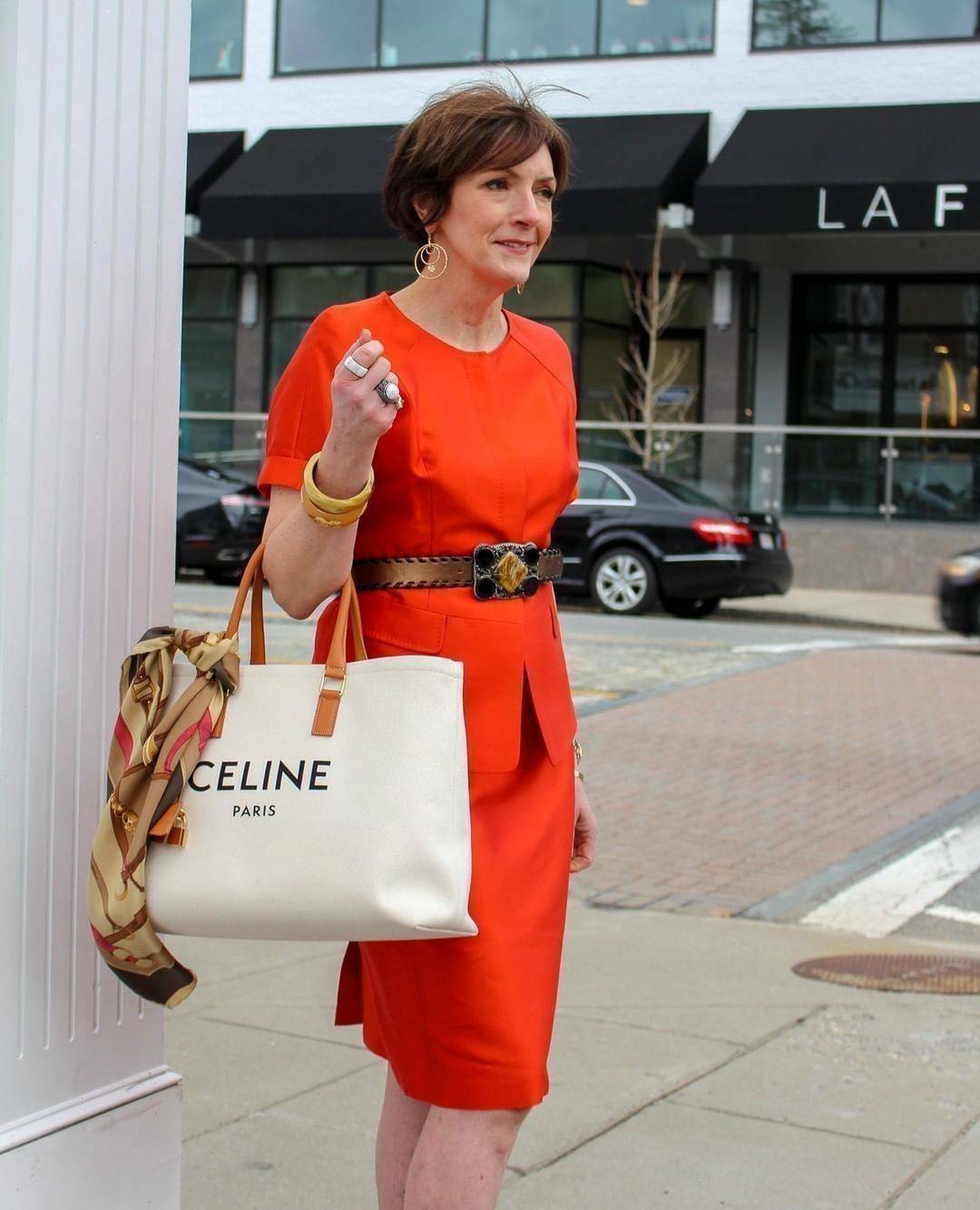 CELINE PHANTOM TOTE BAG VIP GIFT WITH PURCHASE (GWP) พรีเมี่ยมกิ๊ฟ Limited Edition จาก CELINE PERFUME DUTYFREE COUNTER วัสดุ Canvas & Grained cowhide ดีไซน์ทรง Shopping ขนาดใหญ่กำลังดี เนื้อหนาแข็งแรง น้ำหนักเบา โดดเด่นที่ห้อยTagแม่กุญแจอะไหล่ทองสามารถใช้