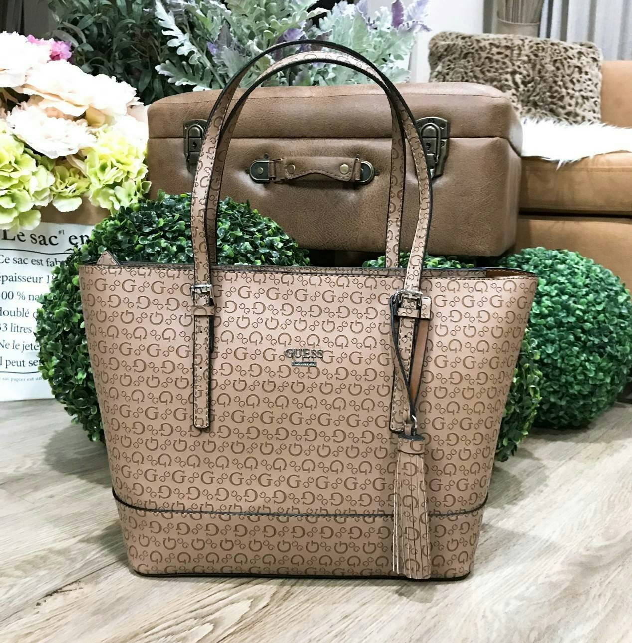 GUESS SINGNATURE SHOPPER BAG (SIZE L) กระเป๋าสะพายรุ่นใหม่ล่าสุดจาก GUESS FACTORY หนังสวยอยู่ทรงปั้มลาย Singnature Brand รอบใบ ด้านหน้าประดับโลโก้แบรนด์ ด้านหลังมีช่องใส่ของ หูหิ้วสะพายไหล่ได้สามารถเลื่อนปรับระดับได้ พร้อมประดับพู่หนังห้อยที่หูกระเป๋าดูมี