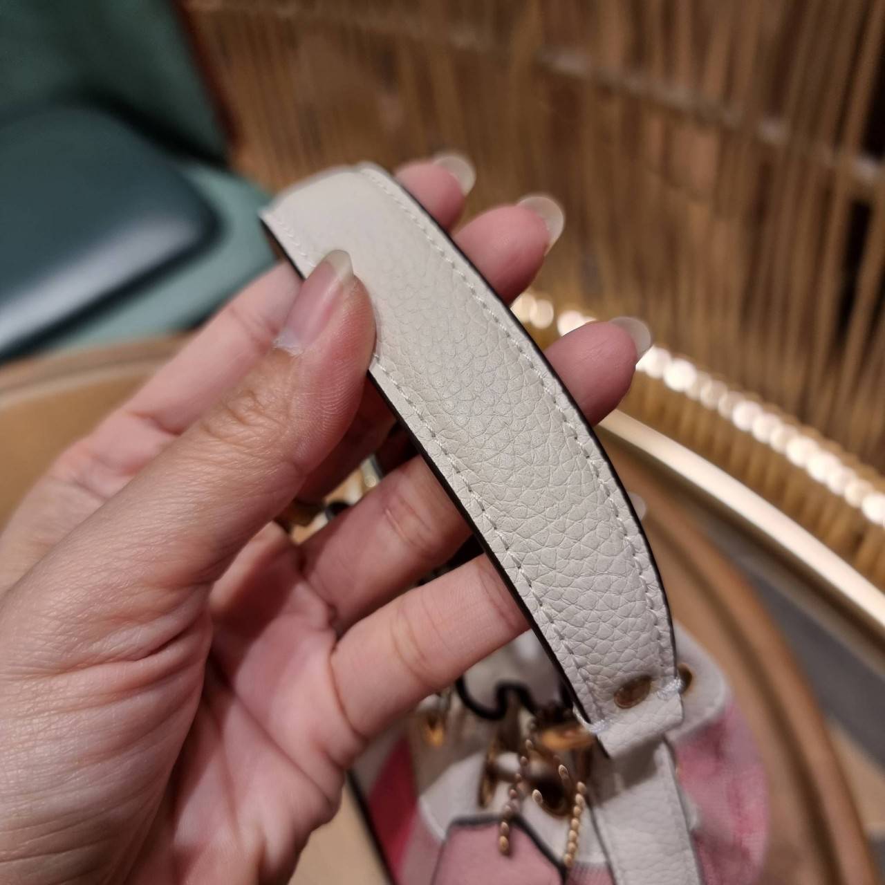 COACH C5121 DEMPSEY 15 DRAWSTRING MINI BUCKET BAG น้องคนสวยมาใหม่จ้า รุ่นใหม่กริ๊บ!! ยังไม่เข้าช็อปไทย ละมุนคุณหนูต้องมาแล้วแหละ กระเป๋าทรงถังไซส์มินิ ใช้งานง่ายด้วยการรูดหนังปิดรอบปากกระเป๋า ทุกอย่างลงตัวที่สุด!! มาพร้อมตัวห้อยรูปหัวใจสีทองกุ๊กกิ๊ก น่ารั