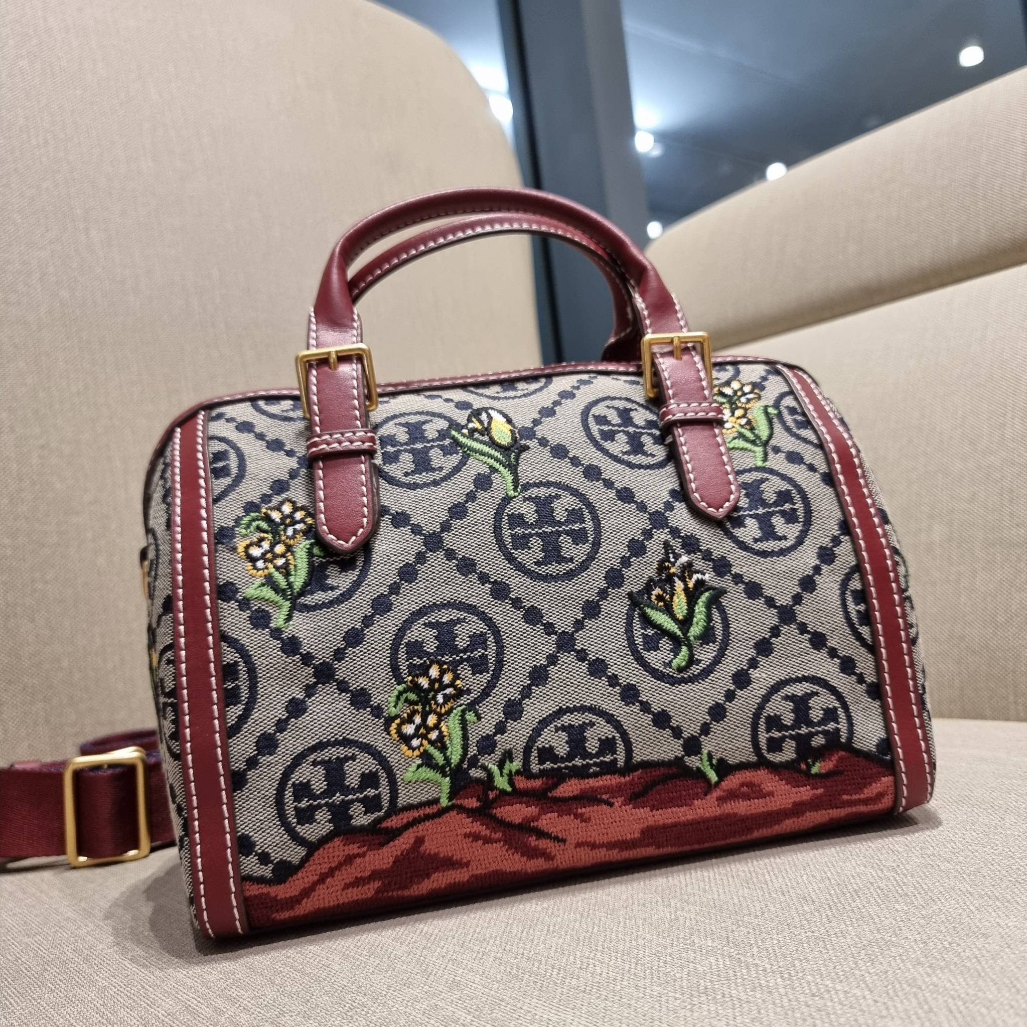 TORY BURCH T MONOGRAM JACQUARD EMBROIDERED DUFFLE คอลใหม่ล่าสุด สวยพร้อมเสิร์ฟแบบไม่ต้องรอพรีฯ ลายโมโนแกรมสุดคลาสสิคที่ถูกดีไซน์รังสรรค์ด้วยงานปักสุดชิค น่าใช้ใจฟูแค่แรกเห็น!! วัสดุ jacquard woven สลับหนังแท้ หูจับในตัว และพร้อมไปเลยกับสายสะพายข้าง ที่จะถ