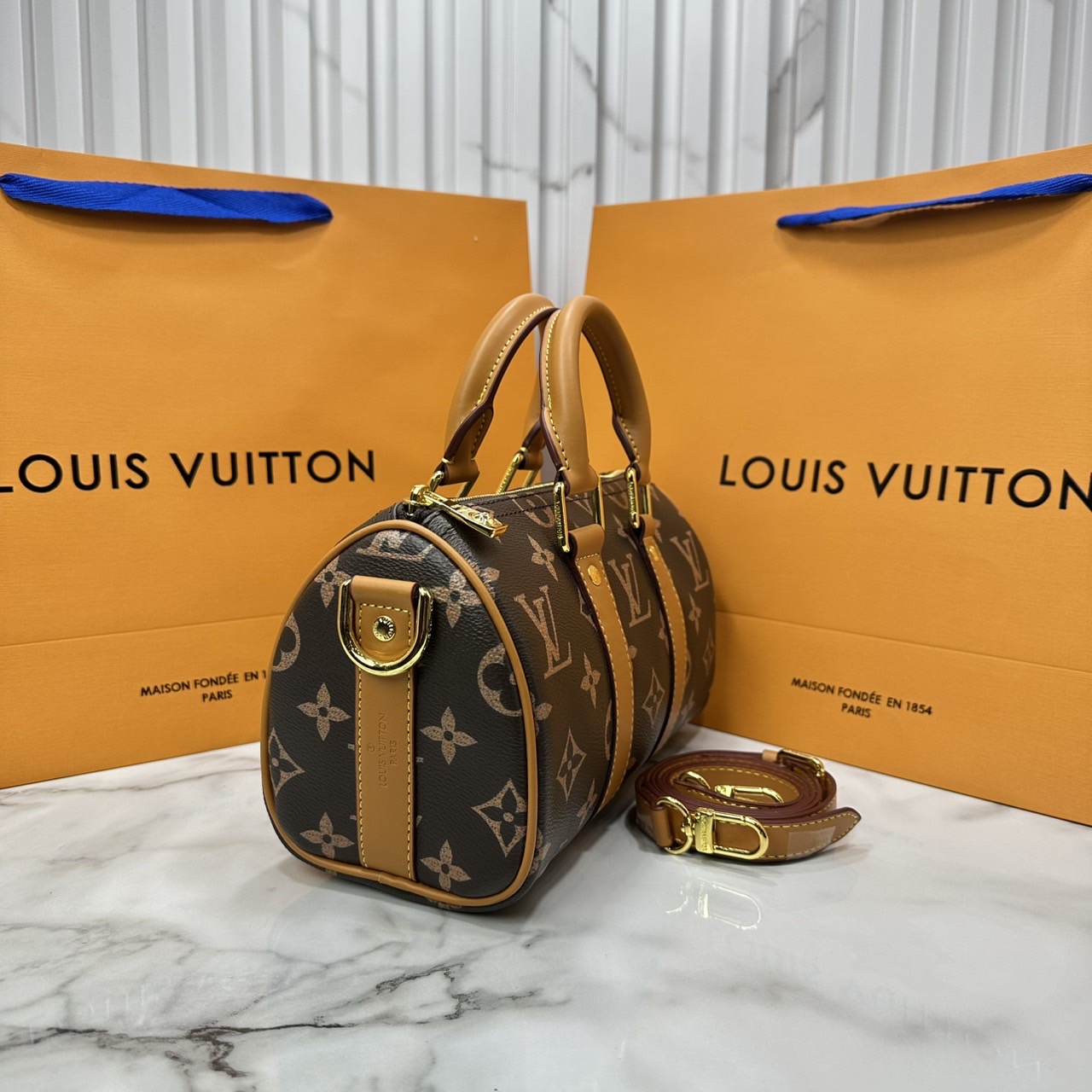 LV Keepall Bandoulière 25 Bag Monogram Canvas กระเป๋าสะพายทรงหมอนวินเทจสุดคลาสสิค ดีเทลเป็นเอกลักษณ์ เรียบหรู