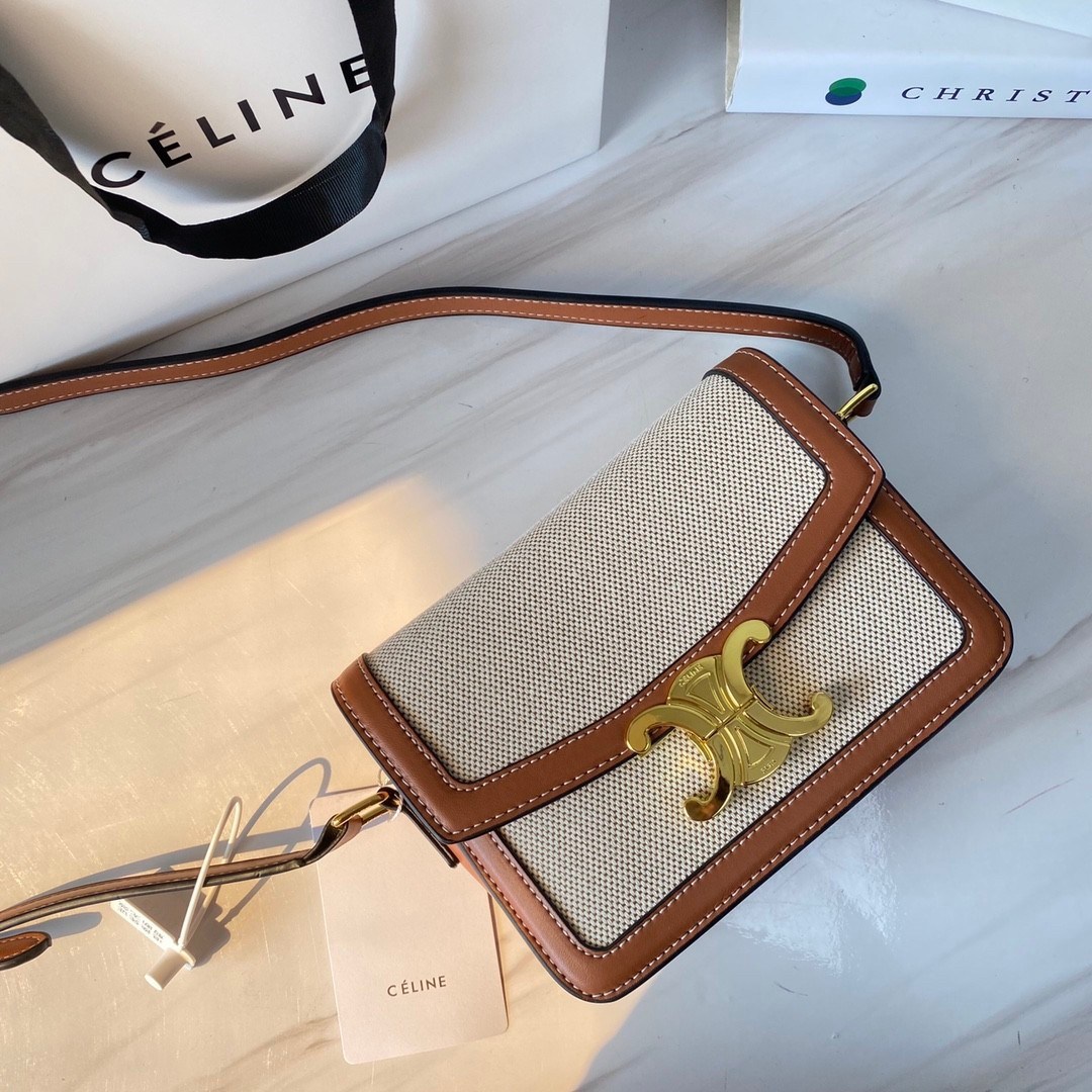 พร้อมส่งรุ่นขายดี!! CELINE CROSSBODY VIP GIFT WITH PURCHASE GWP กระเป๋าพรีเมี่ยมกิ๊ฟ Limited จาก PARFUME DUTYFREE COUNTER สวยอยู่ทรงเปิดปิดด้วยตัวล้อคด้านหน้า ภายในมีช่องใส่ของหลัก พร้อมช่องซิป ใส่กระเป๋าสตางค์กลาง + มือถือได้ ทรงนี้กำลังมาแรงมาก แมชต์ลุค
