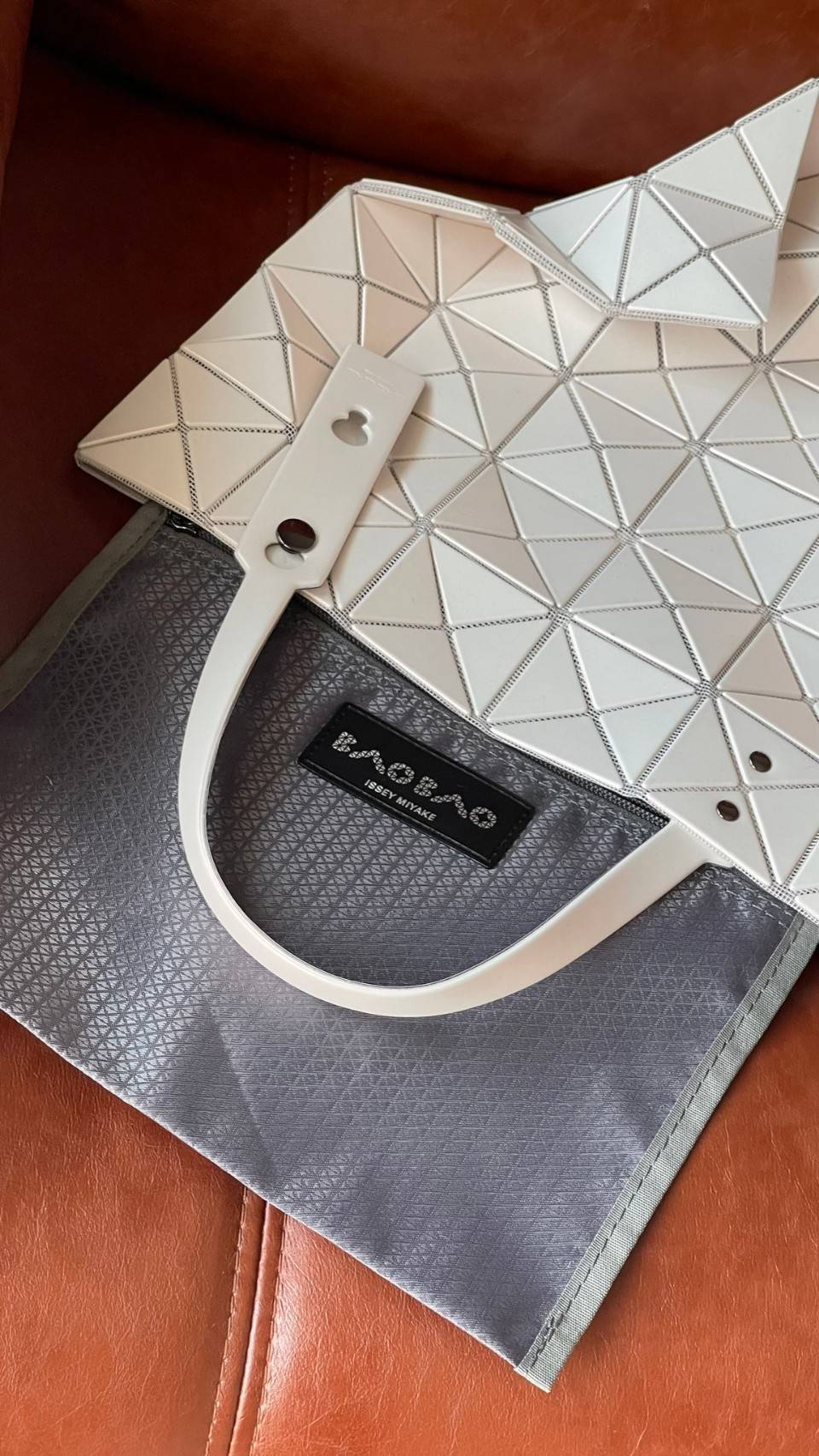 ORIGINAL 🌸 BAO BAO ISSEY MIYAKE LUCENT 6X6 matte tote bag เป็นซีรีส์ที่โดดเด่นด้วยโทนสีสว่าง โดดเด่นด้วยลักษณะต่างๆ เช่น ตาข่ายสว่างที่มองเห็นได้ผ่านช่องว่างระหว่างชิ้นสามเหลี่ยม