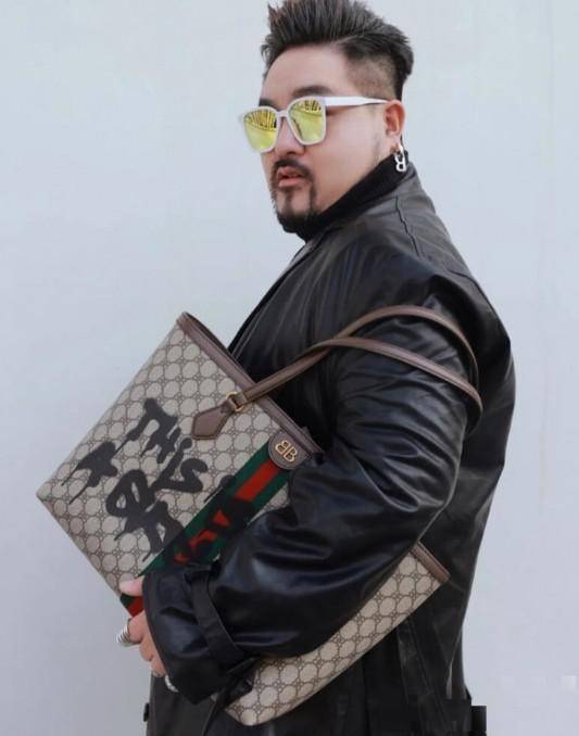 Gucci x Balenciaga The Hacker Project Graffiti Tote กระเป๋าช้อปปิ้งทรงโท้ท โดดเด่นด้วยลวดลายเพ้นท์กราฟฟิตี้ ใบใหญ่ จุสัมภาระได้อย่างจุใจ
