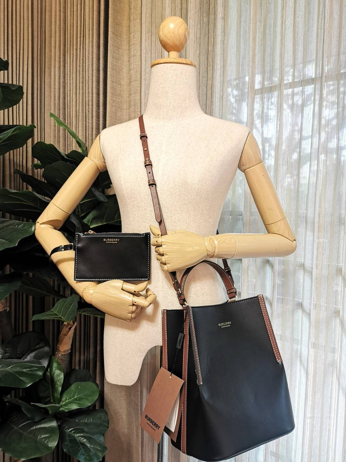 BURBERRY FRAGRANCES BUCKET BAG GIFT WITH PURCHASE พรีเมี่ยมกิ๊ฟ Limited Edition จาก BURBERRY PERFUME วัสดุหนังแท้ CalfSkin สวยหรูอยู่ทรง มาพร้อมกระเป๋าคลัชเล็กเข้าชุดกันสายคล้องสามารถถอดแยกใช้ได้ ภายในโล่งกว้างและจุสามารถใส่กล้อง มือถือ ของใช้ได้เยอะ หูจั