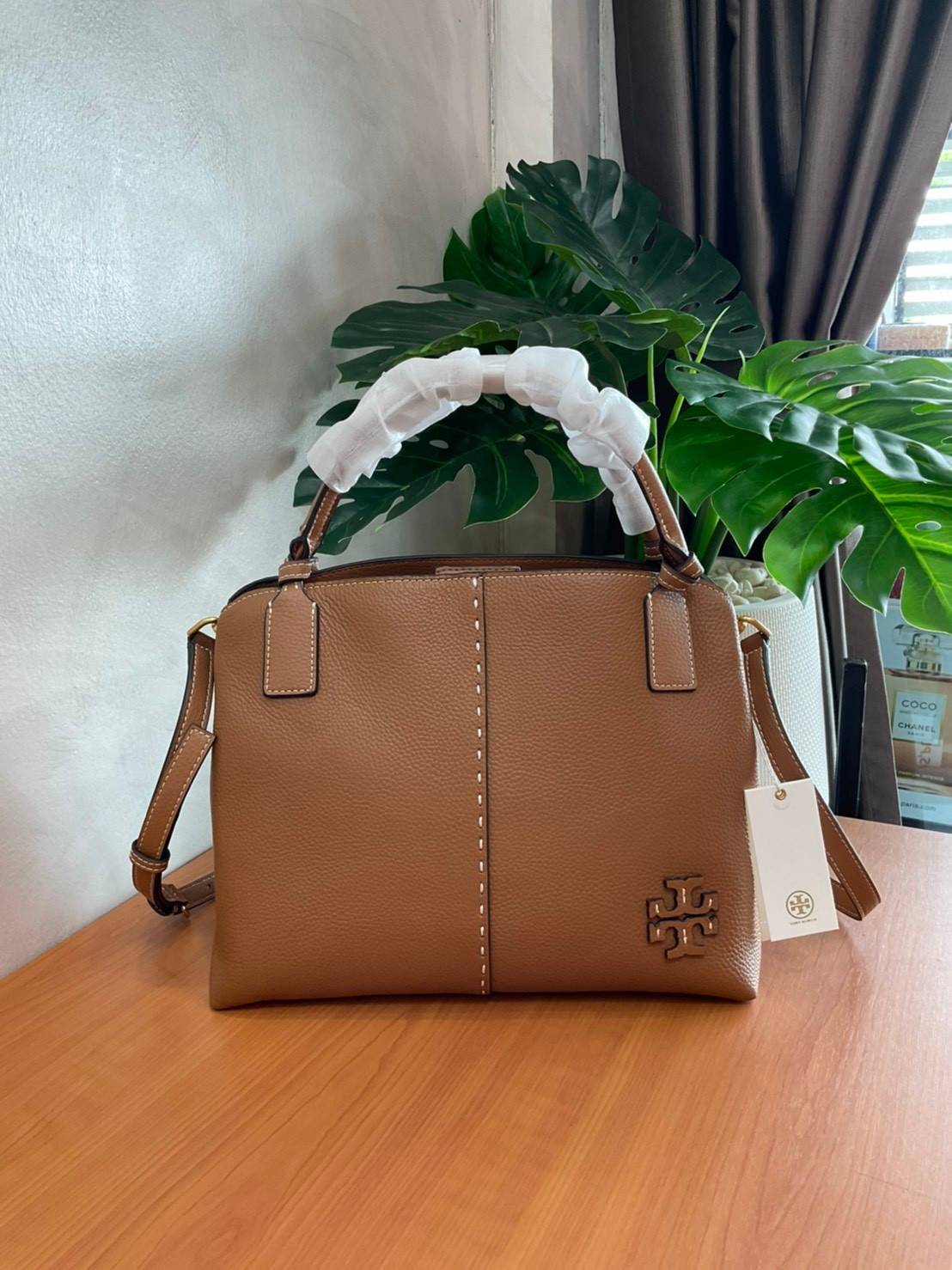 TORY BURCH Mcgraw Satchel Tote Bag (Size L) กระเป๋าถือ/สะพาย Crossbody วัสดุหนังลูกวัวแท้ 100% ด้านหน้าประดับโลโก้หนัง ตัดเป็นรูปตัว T สัญลักษณ์แบรนด์ ตัวกระเป๋าเดินด้ายเล่นลายเพิ่มลูกเล่น เพื่อความเก๋!!