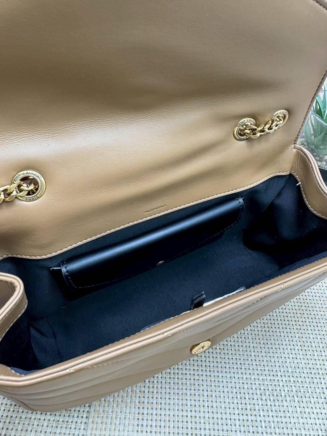 ORI หนังแท้ | 28cm YSL LOULOU medium in MATELASSÉ กระเป๋าสะพายสายโซ่าีทองหรูหรา งานหนังแท้เนื้อนุ่มตะเข็บเย็บลายเชฟรอนสวยหรูโดดเด่นเป็นเอกลักษณ์ 🤍 เกรดออริจินอล หนังแท้