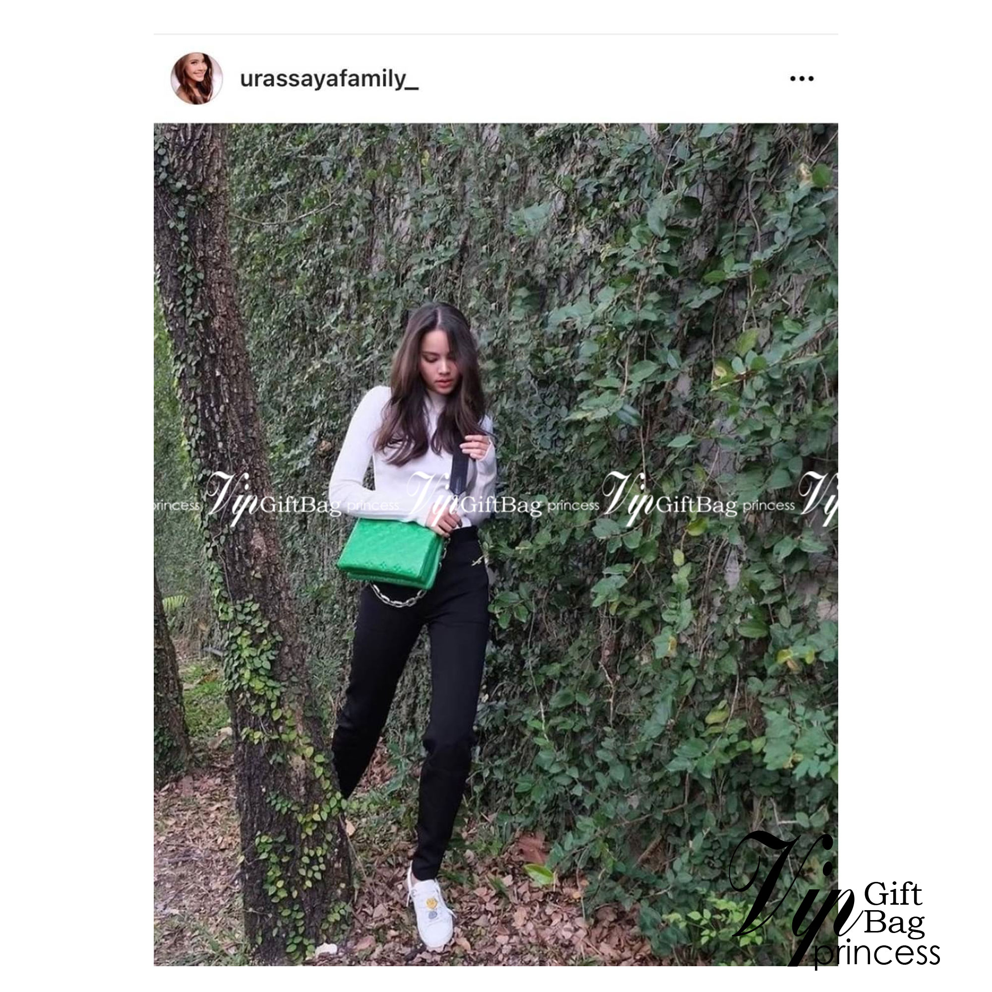 LV HANDLE POUCH MONOGRAM / LV Coussin PM Bag กระเป๋าสะพายกึ่งคลัชท์ สุดล้ำ มาแรงมาก ด้วยความสวยปังตั้งแต่แรกเห็น วัสดุหนังแกะสังเคราะห์ปั๊มลายสวยคม มาพร้อมสาย 2 เส้น เลิศๆ มีสายโซ่ที่มีดีเทลละเอียดไม่ซ้ำ และสายสปอร์ตครอสบอดี้ ที่จะคล้องไว้ทั้งสองเส้นก็ดีง