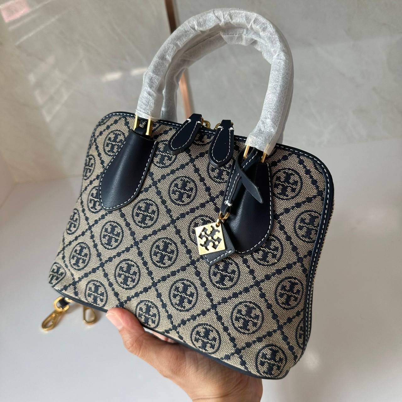 TORY BURCH MINI PEBBLED SWING BAG / Tory Mini Swing Bag in Pebbled Leather / T Monogram Jacquard Swing Bag กระเป๋าสะพาย คอลเลคชั่นใหม่ล่าสุดดีไซน์สุดคลาสสิก รูปทรงโดม