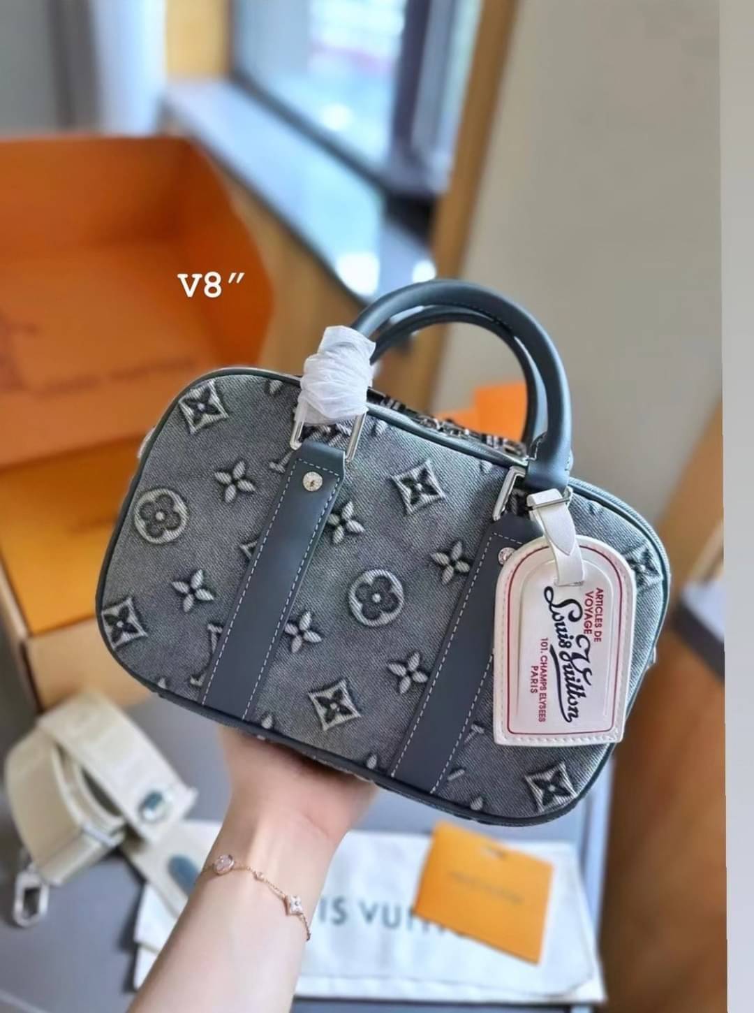 LV Denim Camera Box Bag กระเป๋าสะพายทรงกล้อง งานเดนิมฟอก คอลใหม่สุดคลาสสิก สวยเท่ห์มาก ปั้มลายโมโนแกรมนูนสวยโด่ดเด่น ใช้งานได้อเนกประสงค์มีสายยาวแบบถอดได้ 2เส้น แมทช์กับเสื้อได้หลากหลายสไตล์