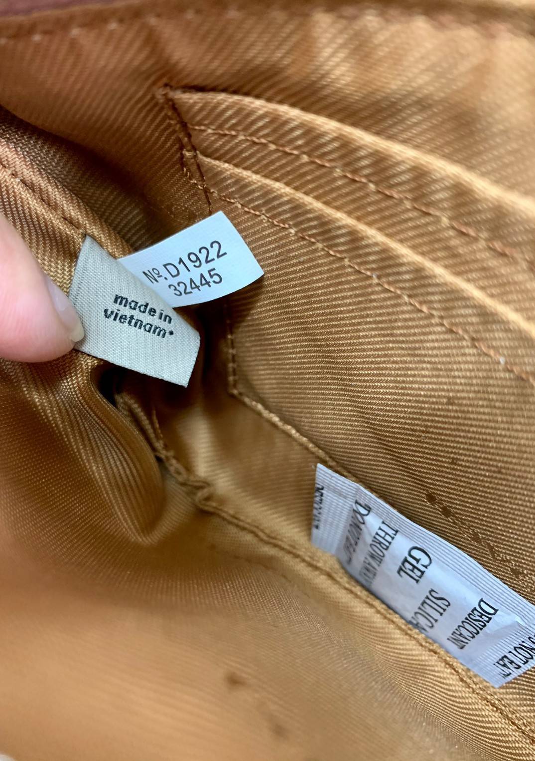 COACH SMALL WRISTLET IN COLORBLOCK SIGNATURE ((32445)) ✔️กระเป๋าคล้องมือ วัสดหนัง pvc อย่างดี ลายซิกเนเจอร์ ตัดขอบสีตรงกลางสวยงามมากๆค่ะ แบบซิปเดียว ((ภายในใส่มือถือได้บางรุ่นค่ะ)) มีช่องเสียบบัตรให้2ช่องด้วยนะคะ