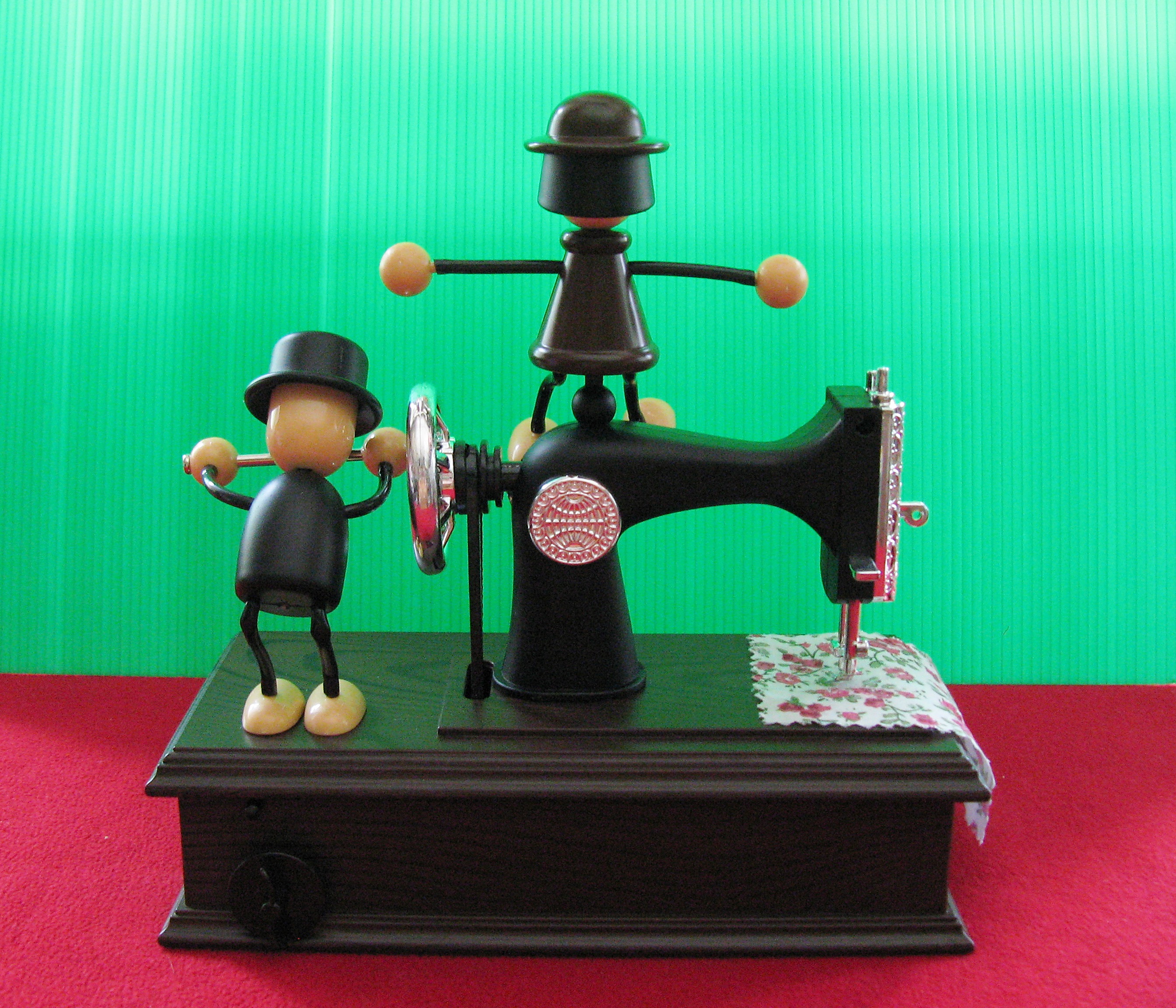 กล่องดนตรีตุ๊กตาน้อยหมุนจักรเย็บผ้าค่ะ