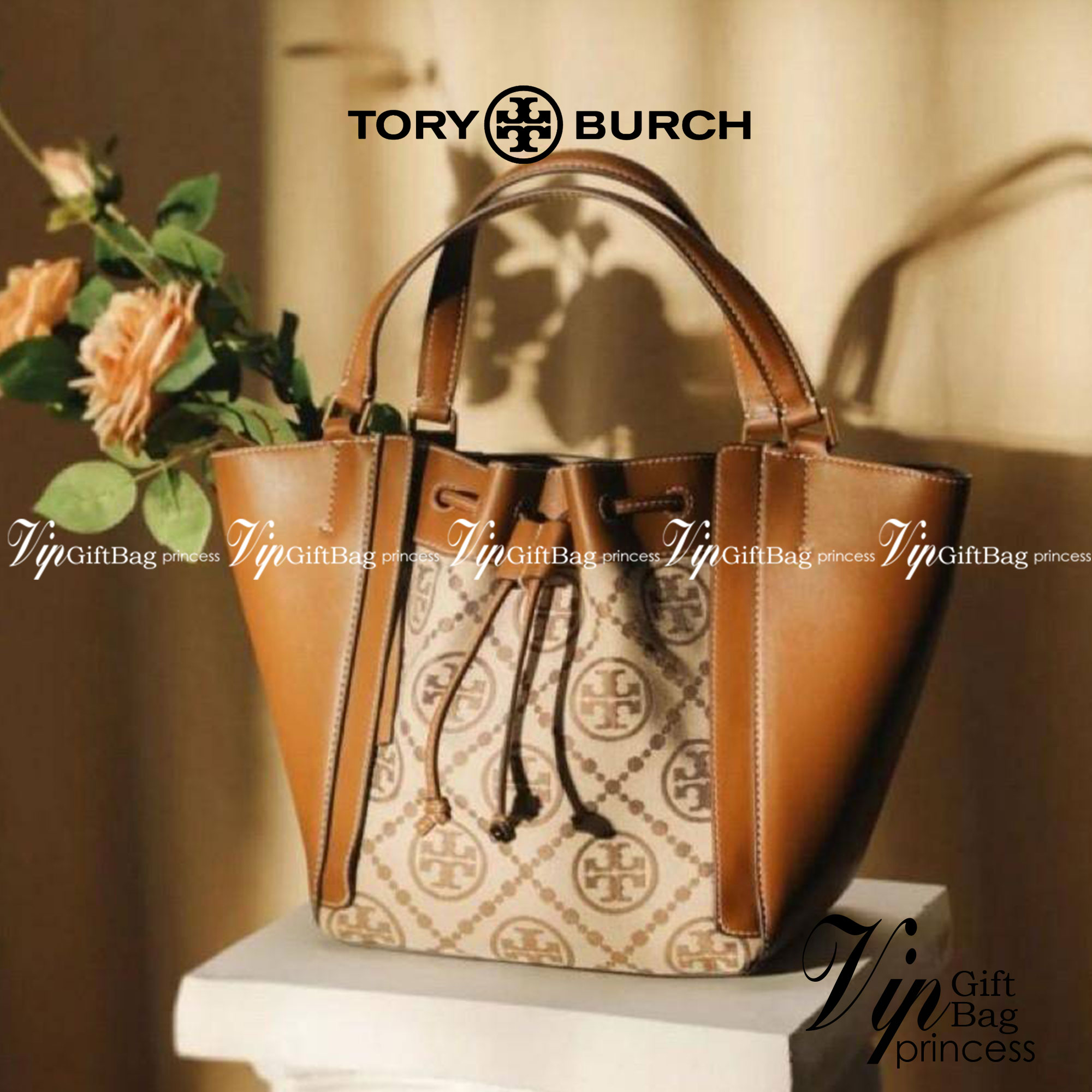 Tory T Monogram Mcgraw Dragonfly กระเป๋าถือหรือสะพายไหล่ วัสดุหนัง Jacquard อะไหล่ทอง ทรงปีก เปิด-ปิด ด้วยกระดุมแม่เหล็ก ด้านในโลง มี 2ช่องเล็ก จุของได้เยอะ น้ำหนักเบา สายสะพาย crossbody ได้ ปรับระดับได้