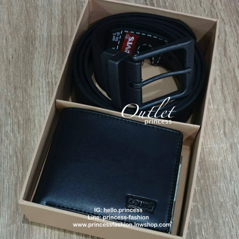 Levi’s Belt and Wallet Gift Set ในเซตประกอบด้วยกระเป๋าสตางค์พับสองตอนและเข็มขัดวัสดุหนังคุณภาพดี กระเป๋าสตางค์ปั้มโลโก้ด้านหน้าภายในมีช่องใส่บัตรและธนบัตรแยกเป็นสัดส่วน เข็มขัดหนังกลับใช้ได้ในทุกโอกาสนะคะ
