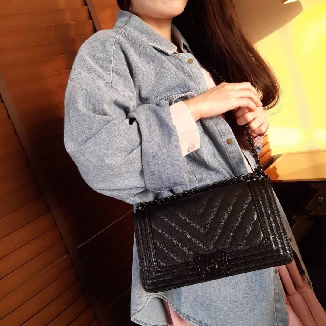 Chanel Boy 10" พร้อมส่งที่ไทย รุ่นสุดฮอต ดีไซน์อะไหล่ดำ เรียบหรูมากๆ!! วัสดุหนังลายคาร์เวีย ทรงคลาสสิคที่สาวๆห้ามพลาด!! ในราคาสุดคุ้ม เปิด-ปิดกระเป๋าด้วยตัวล็อค ภายในโล่งกว้าง ไซส์ใหญ่ใส่ของได้เยอะ มีช่องแยกในกระเป๋า มาพร้อมสายสะพายโซ่สลับหนังรองบ่า 