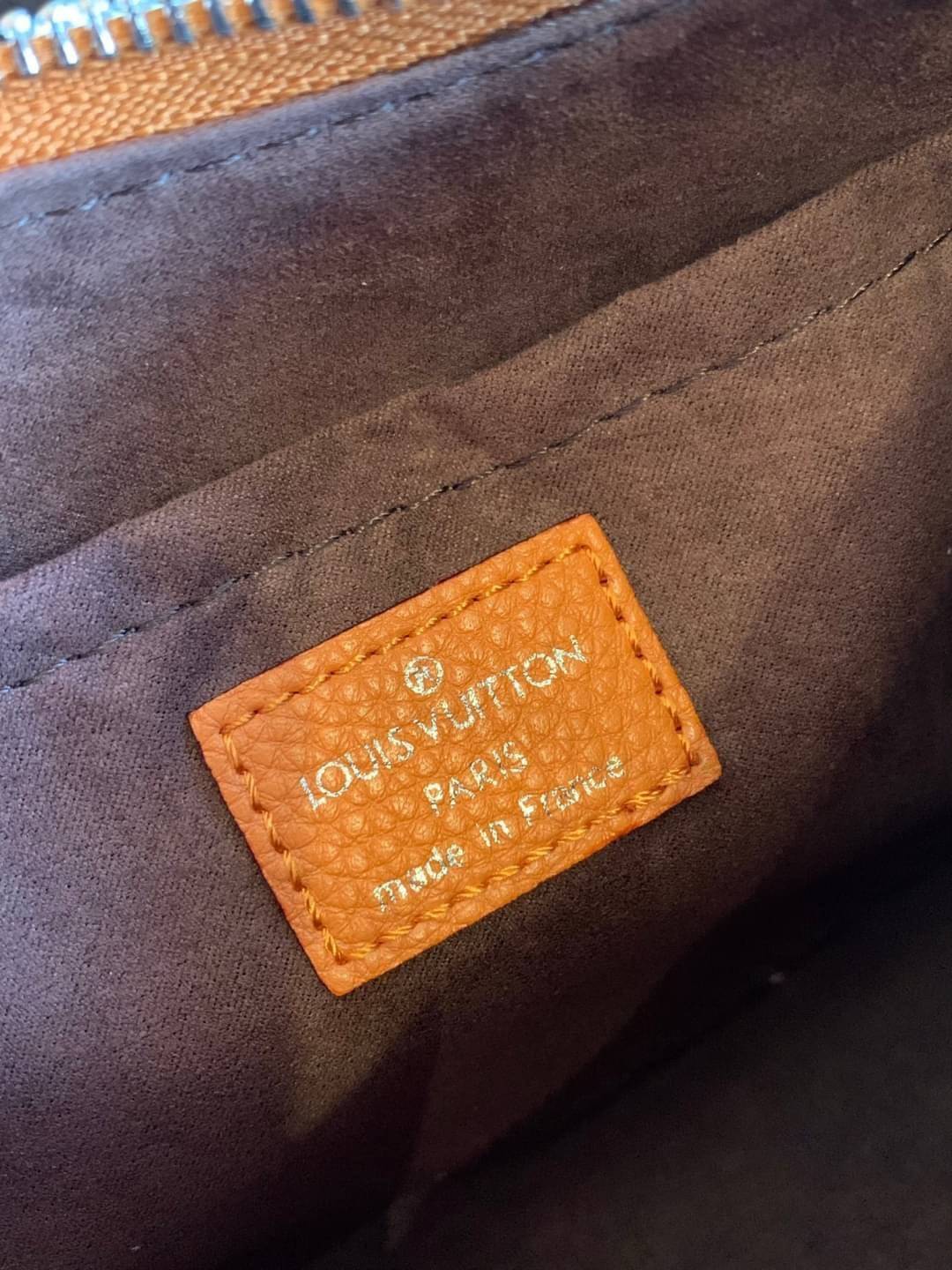 VIP 🥂 LOUIS VUITTON MARELLR EPI LEATHER รุ่นนี้ลายหนังเป็นลายไม้ มีโลโก้แบรนด์แบบฉลุด้านหน้า มาพร้อมกระเป๋าใบลูกแบบซิปจัดเก็บได้ตรงช่องด้านหน้า สามารถถอดออกแยกใช้งานได้ต่างหากนะคะ เปิดปิดกระเป๋าแบบซิป ภายในโล่ง สามารถใส่กระเป๋าเงินใบยาวได้;ของจุกจ