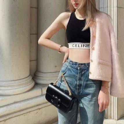 Celine Chain Shoulder Bag Cuir Triompe In Triompe เป็นกระเป๋าถูกประดิษฐ์ขึ้นในรูปทรงมินิมอล นับว่าเป็นกระเป๋าอีกหนึ่งรุ่นในซีรีส์ Triomphe ที่ได้รับความนิยมอย่างมาก โดยเป็นกระเป๋าสะพายไหล่ทรงสี่เหลี่ยมผืนผ้าที่อัดแน่นไปด้วยกลิ่นอายความคลาสสิกตามแบบฉบับของ