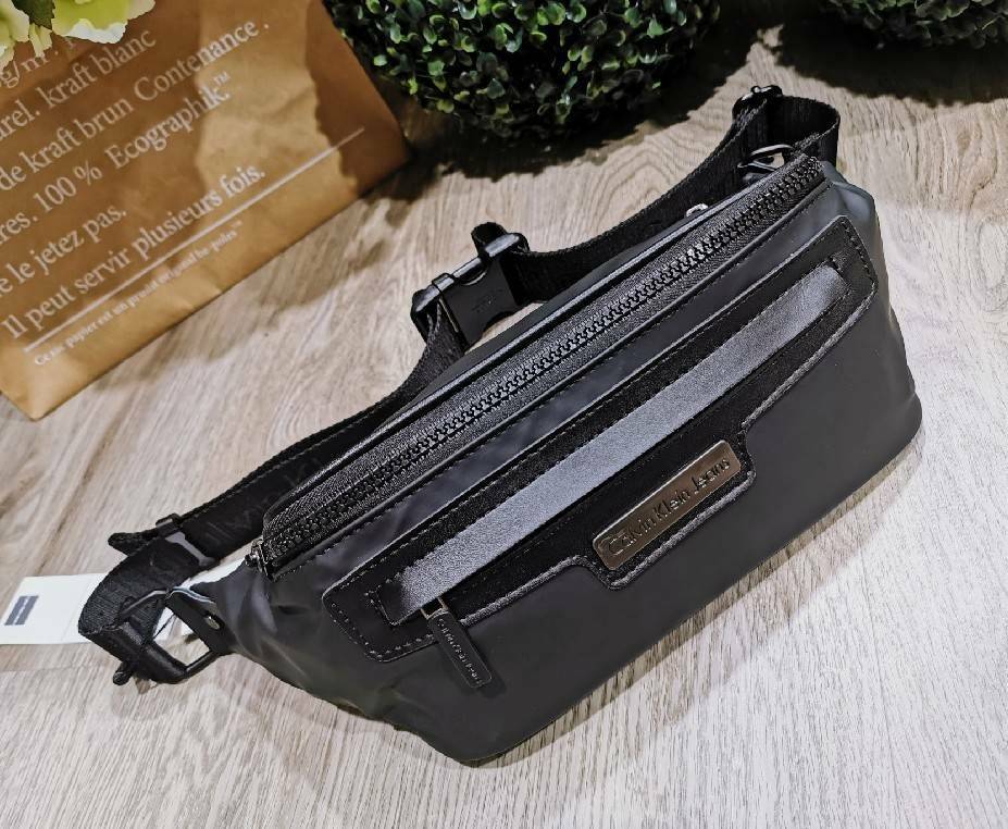 CALVIN KLEIN" JEANS NYLON WAIST BAG กระเป๋าสะพายคาดเอวหรือคาดอกอกรุ่นใหม่ล่าสุดดีไซน์สุดฮิต Limited Edition จาก Calvin Klein Factory วัสดุ Nylon+Polyester 100% คุณภาพดีดูเเลรักษาง่าย กันน้ำ เปิดปิดด้วยซิปสะดวกใช้ หัวซิปแบรนด์ด้านหน้ามีโลโก้และช่องซิป