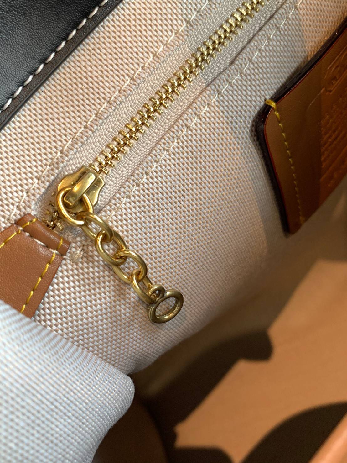 LIMITED EDITION 📣รุ่นใหม่ล่าสุด ยังไม่มีในช๊อปไทยจ้าา❗️ COACH CHAIN CASHIN TOTE ((C6338//C6620)) พร้อมส่ง สินค้าเข้าใหม่ ห้ามพลาดค่าา! กระเป๋าทรงTote สูง สามารถใส่เอกสาร//A4 ได้ วัสดุหนังแท้นิ่ม น้ำหนักเบาค่ะ 🔺จุดเด่นของรุ่นคือสายสะ