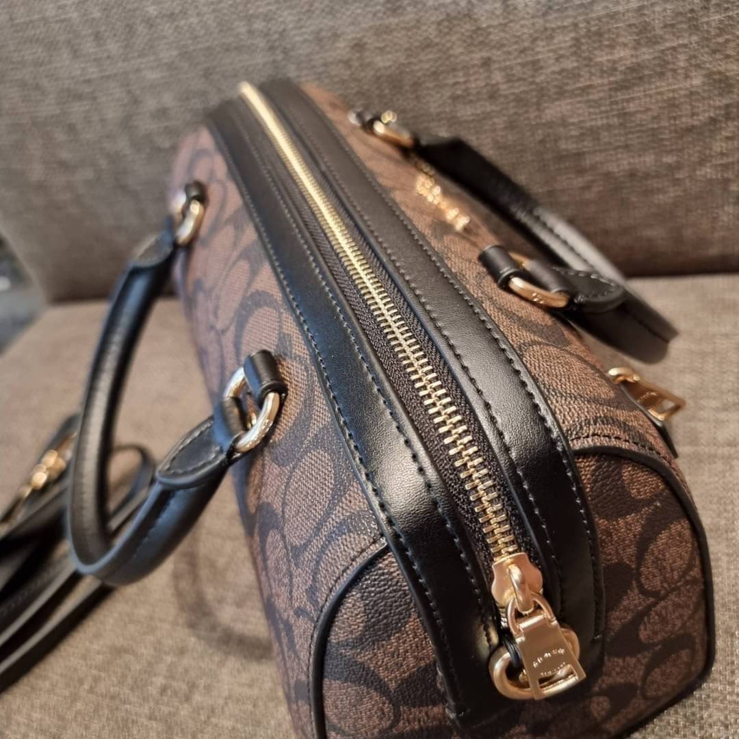 COACH F83607 ROWAN SATCHEL IN SIGNATURE CANVAS กระเป๋าทรงหมอนยอดฮิต คลาสสิคใช้งานได้ไม่มีเบื่อ มาครบสีขายดี ด้วยรูปทรงสวยงาม และใช้งานได้อย่างกระฉับกระเฉง วัสดุหนังแคนวาสเคลือบลาย ทนทาน ภายในโล่งกว้าง มีช่องซิปและแบ่งสัดส่วนได้ลงตัว บอกเลยว่าสาวๆพลาดไม่ได