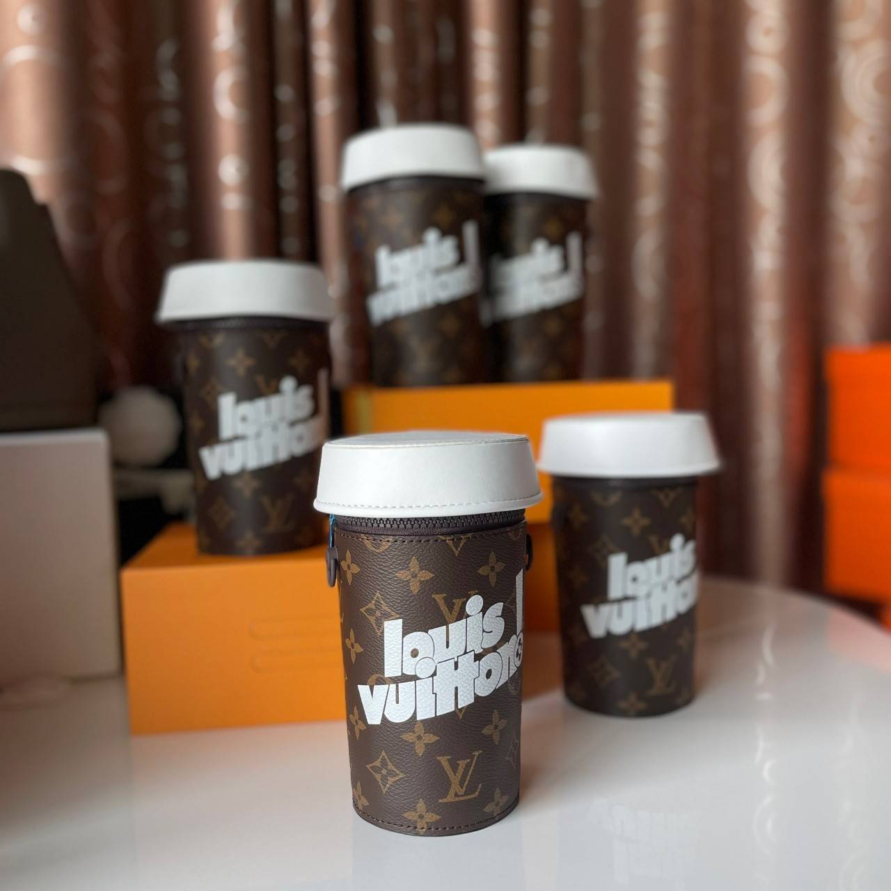 LOUIS VUITTON COFFEE CUP limited งานหนังแท้สวยมาก ใส่โทรศัพท์ได้ มีพื้นที่ว่างให้ใส่กระเป๋าตังค์ยาวได้อีกด้วย น่ารัก เก๋ๆ คูลๆ เลยค่าา