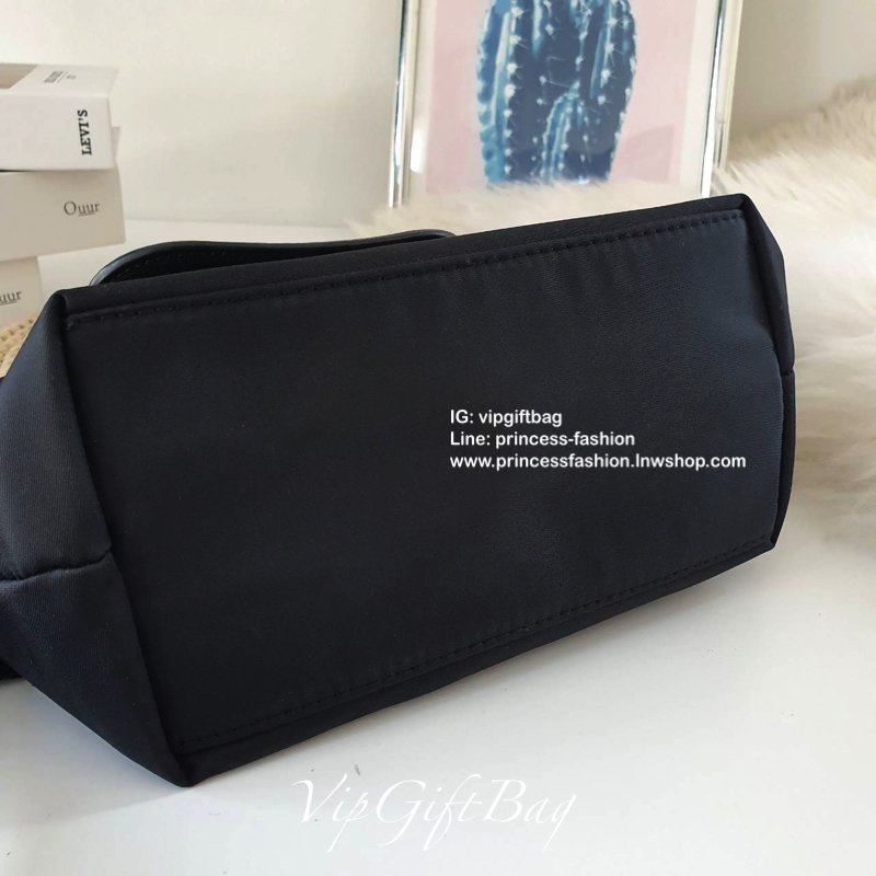 กระเป๋าผ้าไนล่อน MINI Longchamp Style รุ่น Limited edition จากแบรนด์ PRADA ตัวนี้ไซส์ mini🐰 **กำลังน่ารักคะ อะไหล่ทองทั้งใบ เปิดปิดด้วยซิป ด้านในมีช่องใส่ของ แบ่งเป็นสัดส่วน ใส่กปต.ยาว IPADmini ได้สบาย มีทั้ง สายสั้น คล้องไหล่ก็เกร๋ สายยาวคล้องเป็