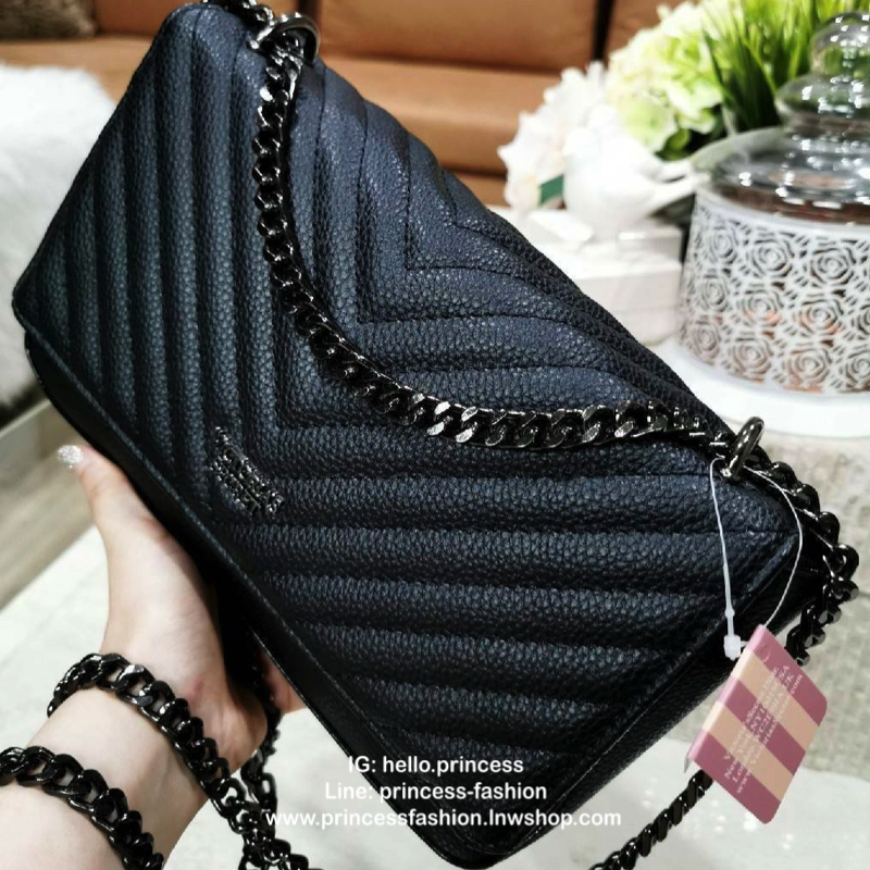 VICTORIA'S SECRET Quilted Chain Crossbody Sling Bag กระเป๋าสะพายรุ่นใหม่ล่าสุดจาก Victoria's Secret วัสดุหนังแกะสังเคราะห์ชึ้นลายริ้วหนังสวยอยู่ทรงไม่ย้วยดีไซน์สุดหรูคุณหนูไฮโซ เปิดปิดด้วยฝาปิดกระดุมแม่เหล็ก ภายในมีโลโก้และช่องใส่ของ ใส่กระเป๋าส