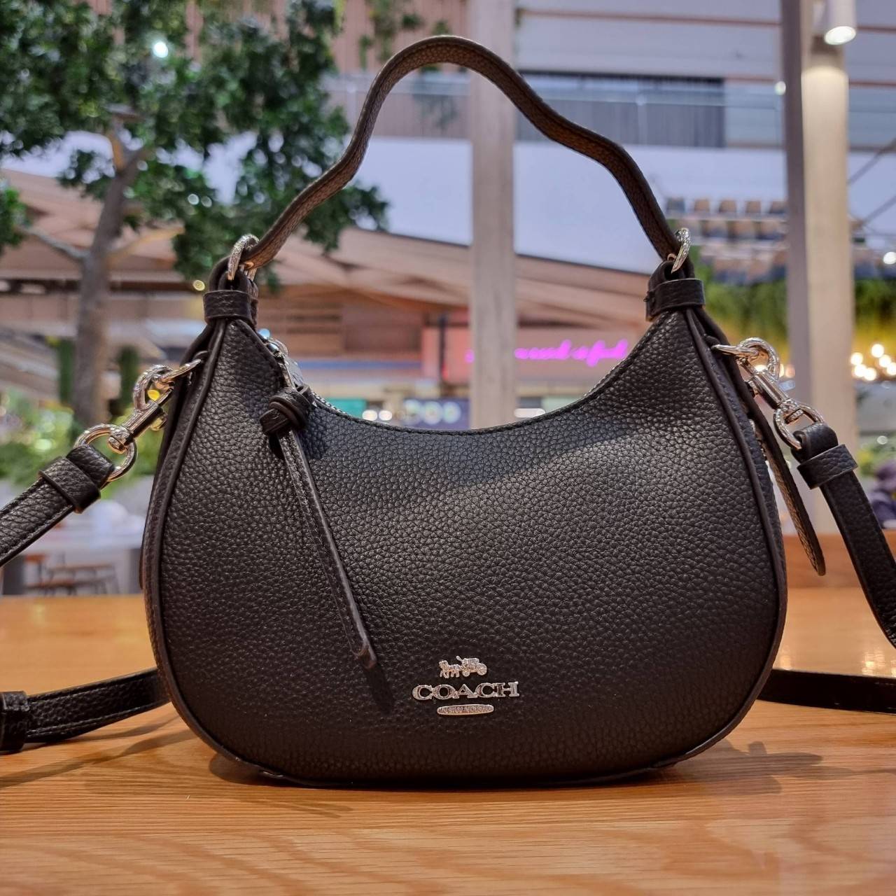 COACH C6807 KLEO HOBO IN SIGNATURE CHAMBRAY ใหม่ล่าสุด คอลเลคชั่นสุดคิ้วท์ ที่สาวๆต้องหลงรัก กระเป๋าสะพายทรงโฮโบ ที่ดีไซน์มาให้ปรับใช้งานได้หลากหลาย วัสดุหนัง pepble สวยหรู รูดเปิด-ปิดด้วยซิป ภายในเป็นช่องโล่ง สายคล้องสามารถถอดออกใส่สายยาวสะพายข้างได้ หรื